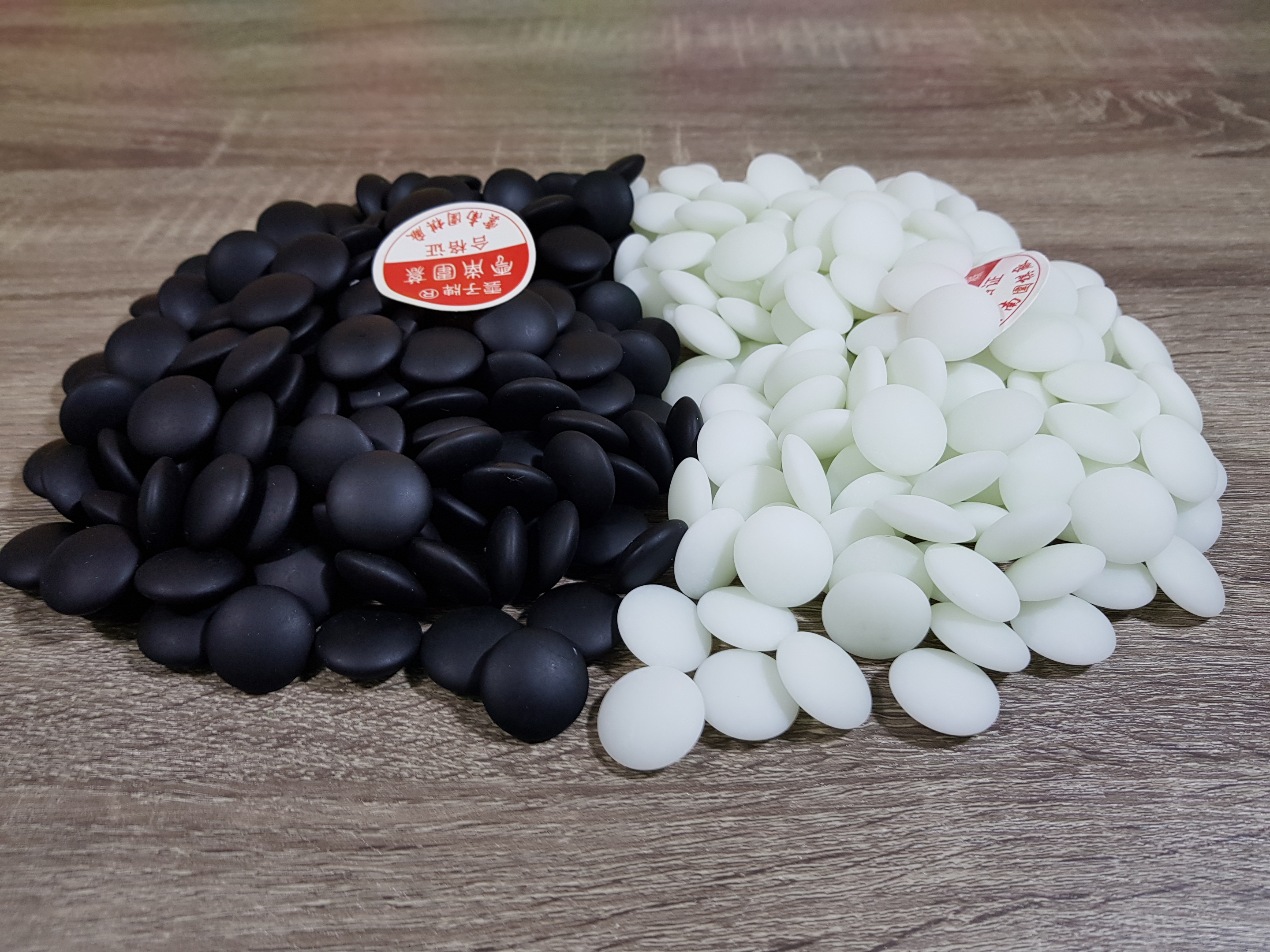 เม็ดหมากล้อมหินแบบนูนสองด้านอย่างดีพร้อมโถไม้ Toreya