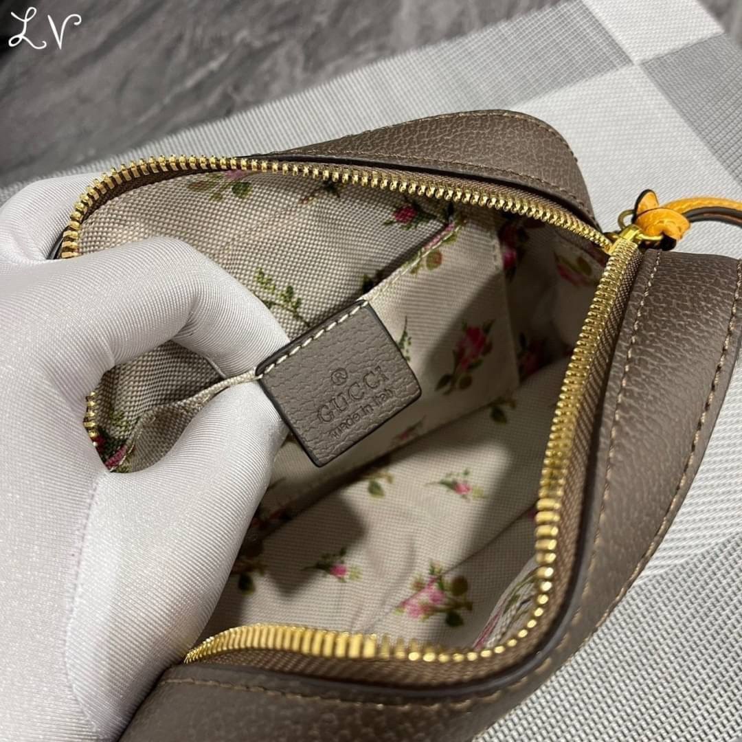 GUCCI Neo Vintage GG Supreme messenger bag กระเป๋าสะพายรุ่น unisex ไซส์มินิ ใช้ได้ทั้งชายหญิง วัสดุแคนวาสอย่างดี จุของได้เยอะ ใช้เป็น every ได้เลย ภาพถ่ายจากงานขายจริง ใช้งานต่างประเทศได้