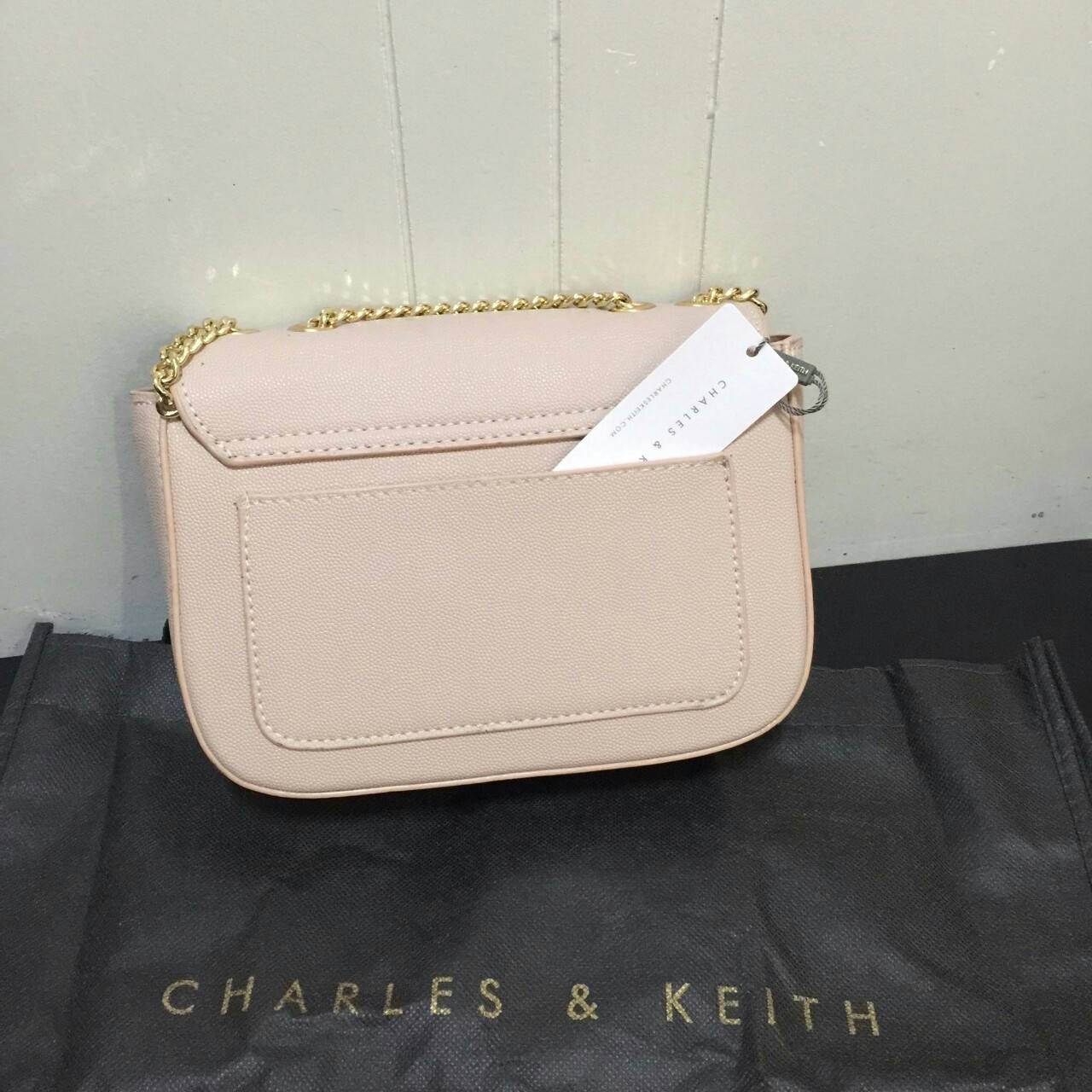 CHARLES & KEITH PUSH-LOCK CHAIN SLING BAG Best seller กระเป๋าอยู่ทรงสวย วัสดุลายคาร์เวียร์หนังสวยใช้ เปิดปิดด้วยตัวล็อค ด้านในมีช่องซิป 1 ช่อง จะสะพาย แบบสายโซ่คู่/เดี่ยวก็สวยน่ารักค่ะ