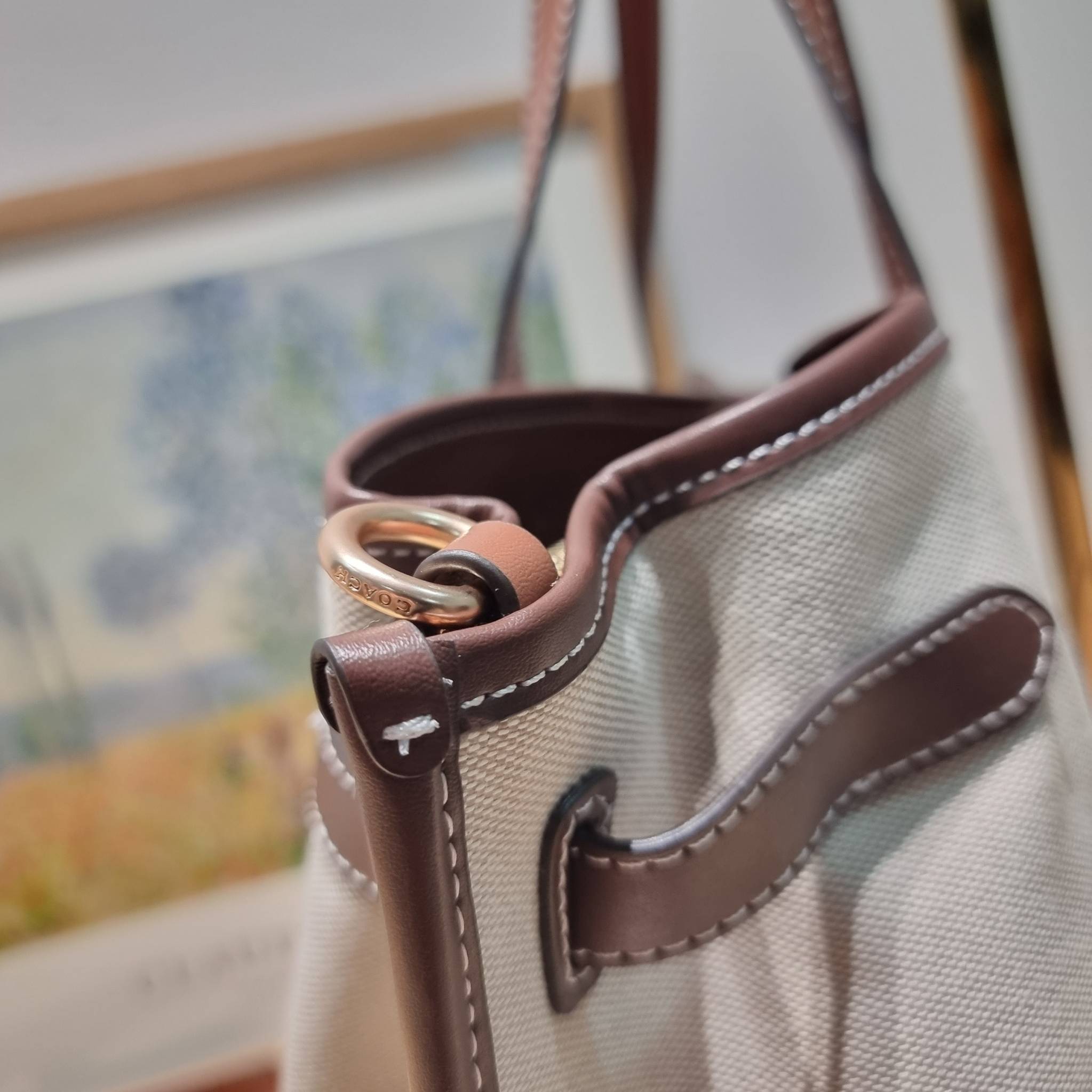 COACH CH189 HANNA CARRYALL น้องใหม่ เรียบหรู ดูแพง กับกระเป๋าถือ/สะพายทรงสวย โทนสีคลาสสิค ดีไซน์ตกแต่งสายคาดจับจีบข้างกระเป๋าเพิ่มดีเทล มาพร้อมหูจับในตัว