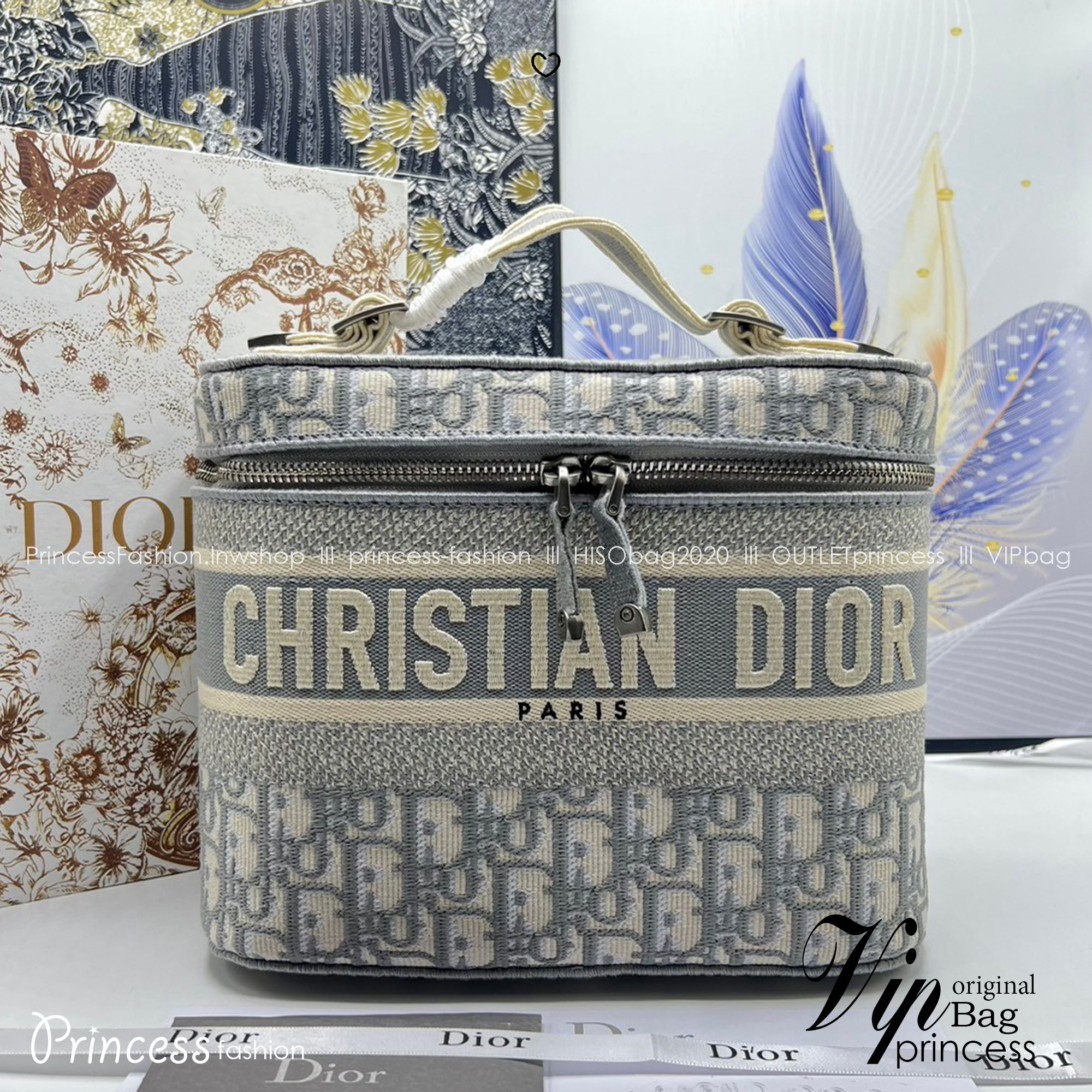 22cm Medium DiorTravel Vanity Case กระเป๋าใส่เครื่องสำอางใบกลาง จุของได้เยอะ มาพร้อมกับลวดลาย Oblique ปักอย่างประณีตและประดับด้วยสัญลักษณ์ Christian Dior Paris มาพร้อมสายสะพายและหูจับในตัว