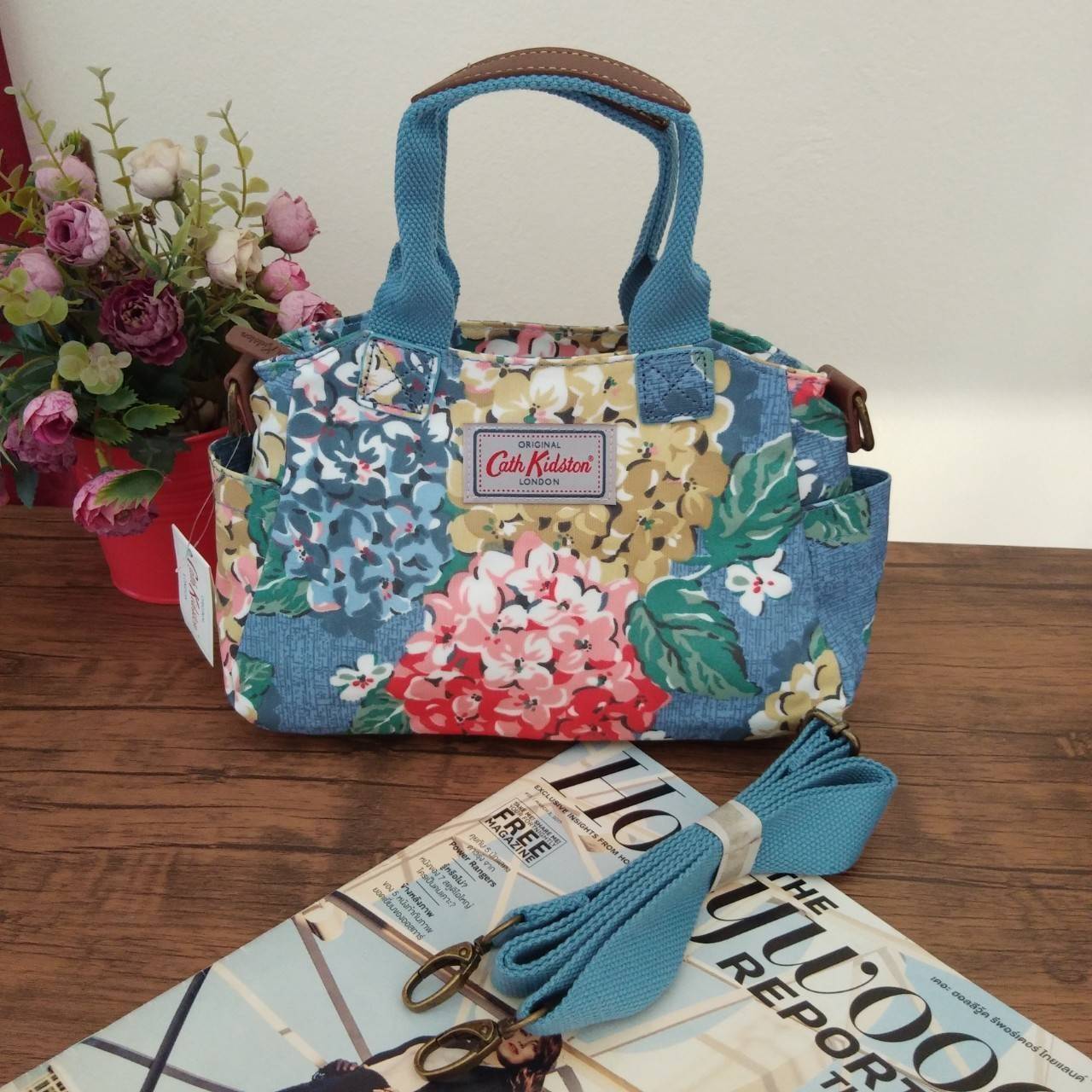 Cath Kidston กระเป๋าถือหรือสะพายข้างสไตล์วินเทจ น้ำหนักเบา เปิดปิดกระเป๋าด้วยซิป ด้านหน้าประดับโลโก้ Cath Kidston ด้านข้างมีช่องเล็กใส่ของ