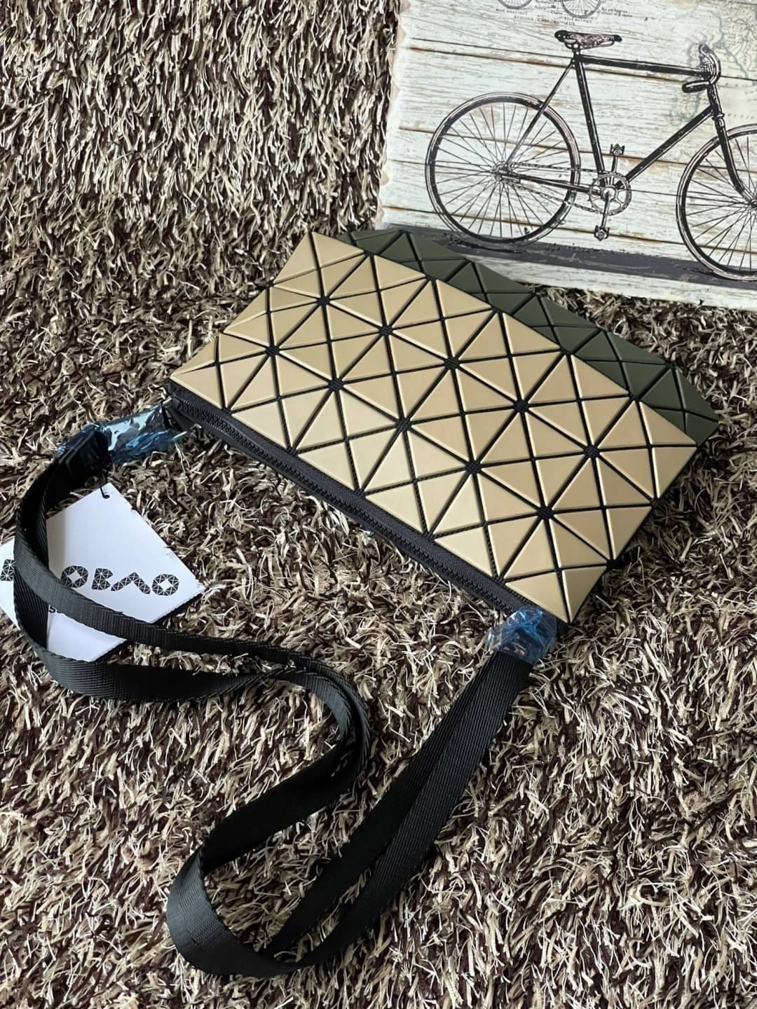 Baobao Issey Miyake Prism Kangaroo crossbody bag กระเป๋าสะพาย Crossbody รูปทรงสี่เหลี่ยมผืนผ้า ไซส์กำลังพอดี เห็นแบบนี้บอกเลยว่าใส่ของสำคัญได้แบบครบถ้วน ไม่ว่าจะเป็นโทรศัพท์ กระเป๋าตังค์ หรือพาวเวอร์แบงค์ จัดเป็นอีกหนึ่งรุ่นที่น่ารัก สายสะพายปรับได้ตามควา