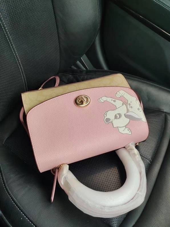 Coach Disney X Tilly Top Handle In Signature with Dalmatian Blossom/Light Khaki Multi Coated Canvas Satchel กระเป๋าถือและสะพายข้างรุ่นลิมิเตด คอลเลคชั่น Disney น่ารักมากค่ะ ใส่กระเป๋าสตางค์ใบยาวได้
