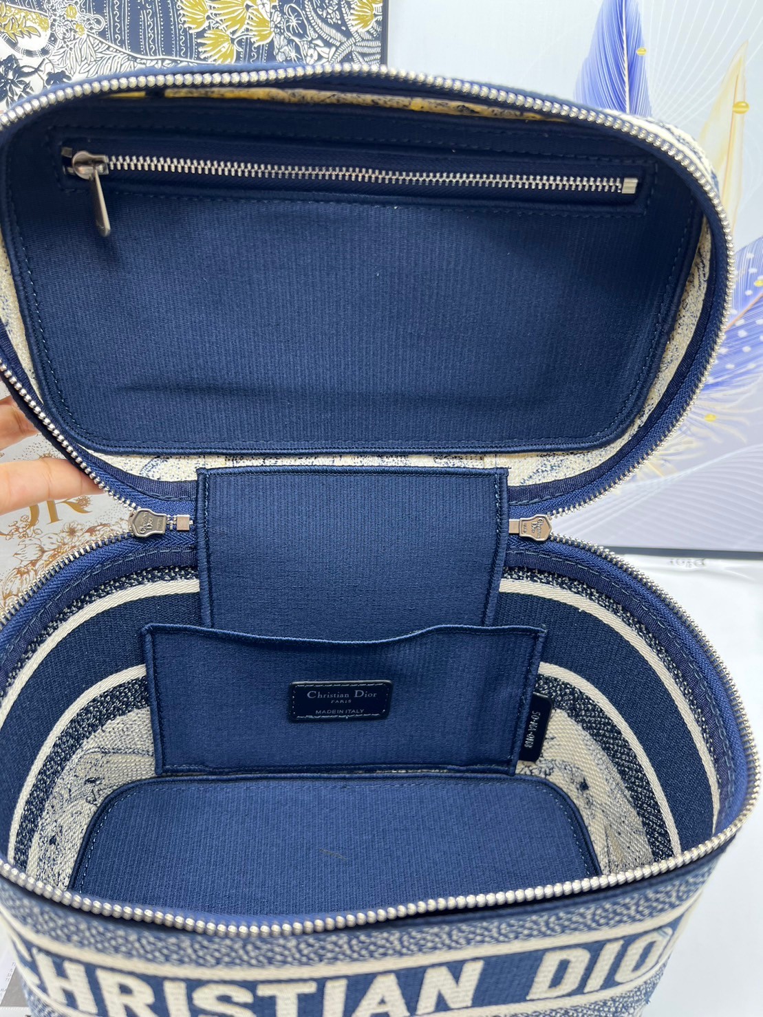 22cm Medium DiorTravel Vanity Case กระเป๋าใส่เครื่องสำอางใบกลาง จุของได้เยอะ มาพร้อมกับลวดลาย Oblique ปักอย่างประณีตและประดับด้วยสัญลักษณ์ Christian Dior Paris มาพร้อมสายสะพายและหูจับในตัว