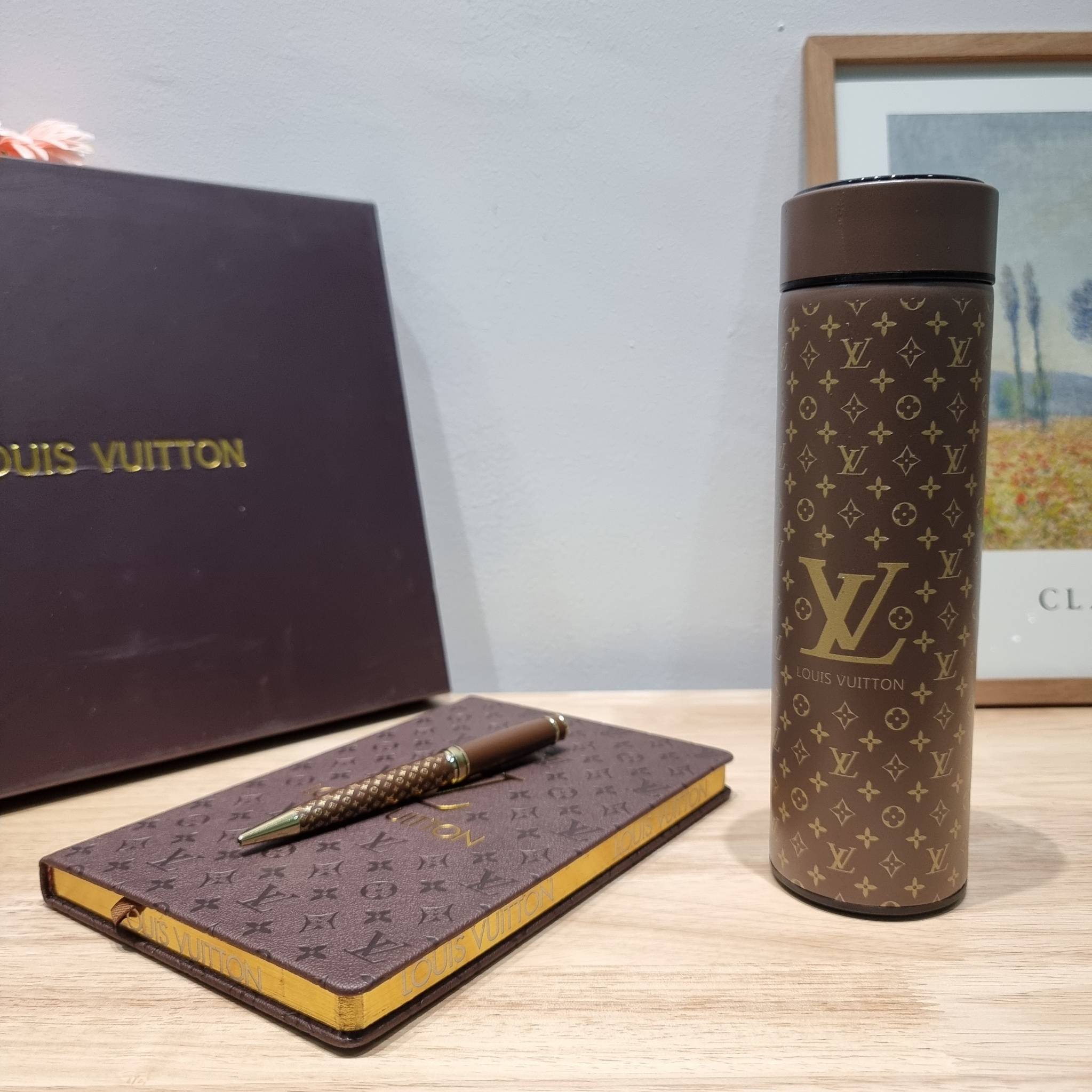LV tumblr With digital temperature display SET Booknote / LV gift box สุดยอดไอเท็มใน box set ที่เหมาะแก่การเก็บสะสม หรือจะส่งให้เป็นของขวัญในช่วงปีใหม่ก็ดีงามที่สุด จัดมาให้ทั้งสมุดจดบันทึกเล่มลิมิเต็ด ที่ตัดขอบกระดาษด้วยสีทองหรู ปากกาเข้าเซ็ท และกระบอกน้