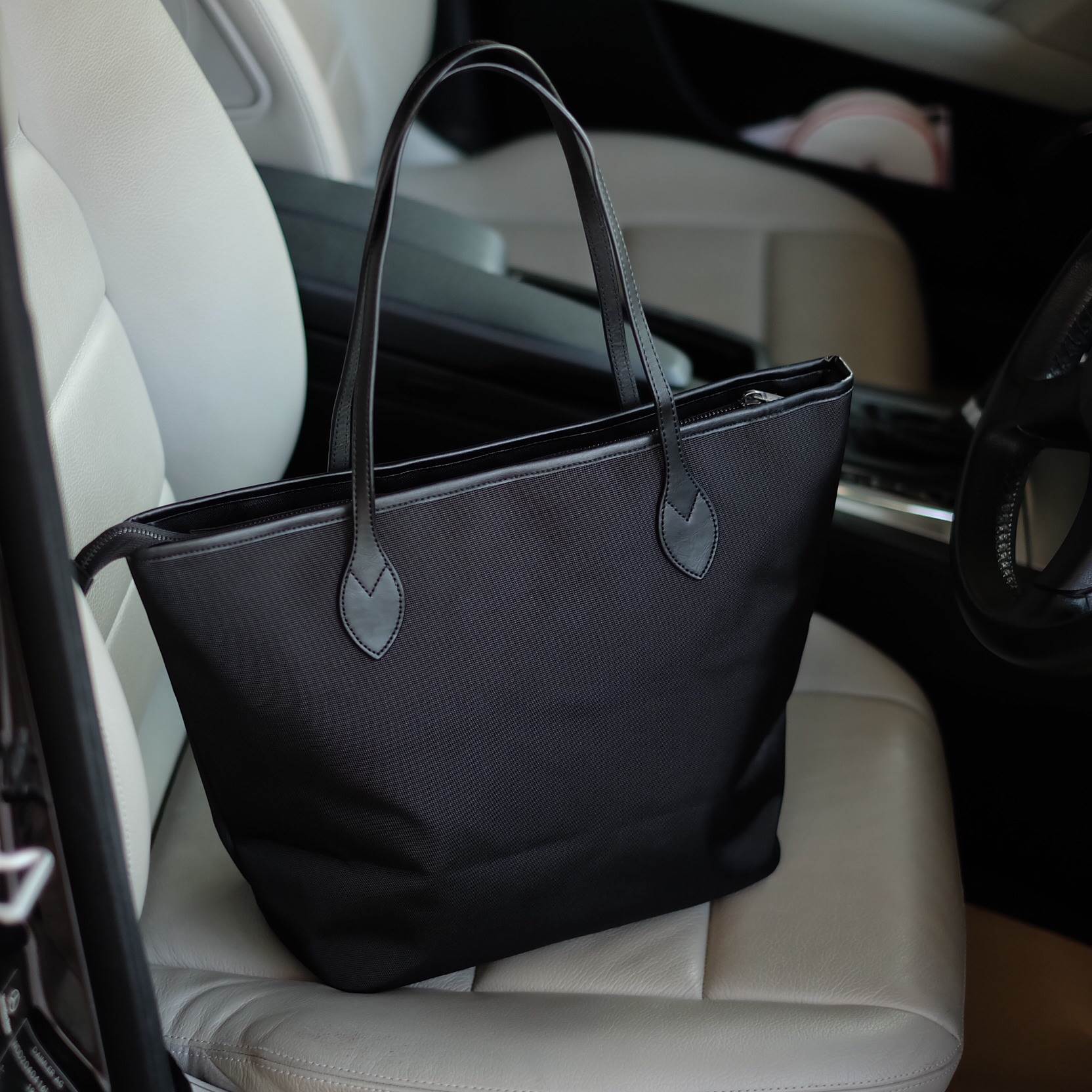 รุ่นหายาก !!! จากแบรนด์ Calvin Klein Jeans ตัวกระเป๋าหนัง Poly ester ลายหนังสวยมากๆคะ มาพร้อม ป้าย tag หนังแบรนด์ สวย เรียบ หรู รุ่นนี้ ขนาด วัดความยาว ปากกระเป๋า 40xวัดความยาวจากก้นกระเป๋า 30xสูง 30 xฐาน 15 cm.สายยาว 22cm. สะพายไหล่ได้สบายคะ