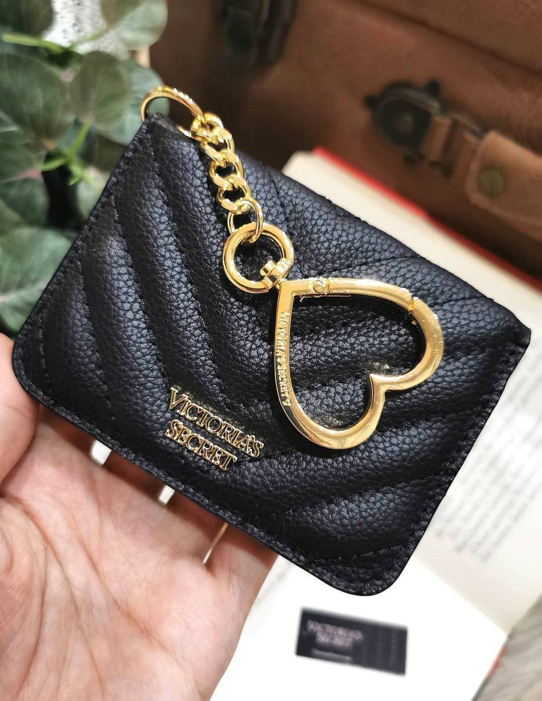 VIP 】พร้อมส่งความน่ารัก! NEW! VICTORIA'S SECRET MINI WALLET KEYCHAIN VIP GIFT WITH PURCHASE (GWP) จาก Victoria's Secret Factory วัสดุหนังคาร์เวียร์ขึ้นลายริ้วสวยอยู่ทรง ด้านหน้าประดับโลโก้แบรนด์อะไหล่ทองสวยหรูดูดี เปิดปิดด้วยกระดุม ภายในมีช่องใส