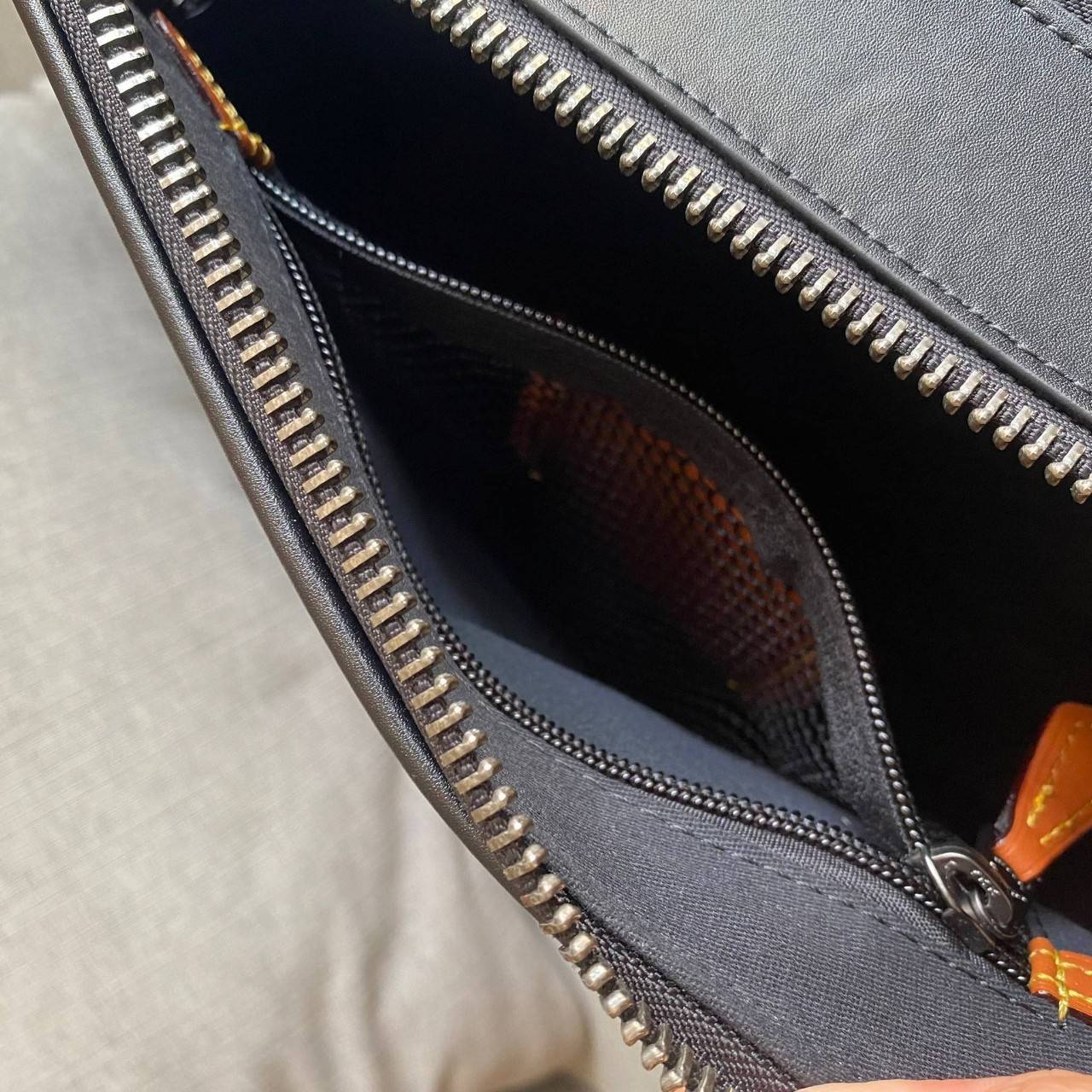 CHARTER CROSSBODY 24 IN SIGNATURE CANVAS (COACH C5341) 😎😎 กระเป๋าสะพายข้าง ไอเท็มยอดฮิตทรงหล่อ เรียบหรู ดูดี เป็นรุ่นที่หนุ่มตามหากันเยอะมาก วัสดุหนังแคนวาสสลับหนังแท้ เปิด-ปิดด้วยซิป 2 ช่อง มีช่องแยกใส่ของเป็นสัดส่วน สะพายไปเที่ยวหรือทำงา