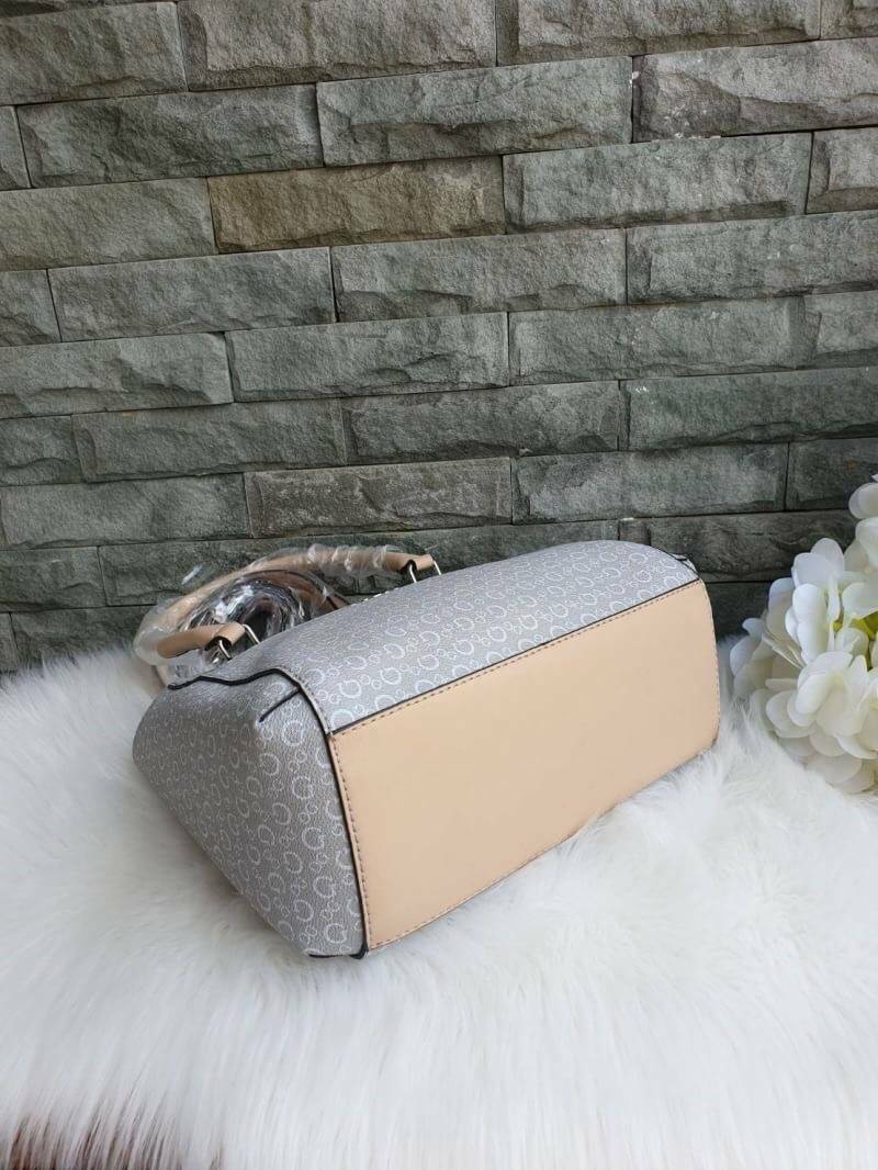 GUESS G LOGO PRINT TOTE BAG กระเป๋าถือหรือสะพายรุ่นใหม่ล่าสุดจาก GUESS FACTORY รุ่นยอดนิยม สวยอย่างมีสไตล์ สีสวยคลาสสิก รุ่นนี้มีการพิมพ์ลายโลโก้ รอบใบ หนัง faux-saffiano หนังคุณภาพดี ตั้งอยู่ทรง น้ำหนักเบา ประดับด้วยโลโก้แบรนด์อะไหล่เงิน สวยโดดเด่นที่กระ