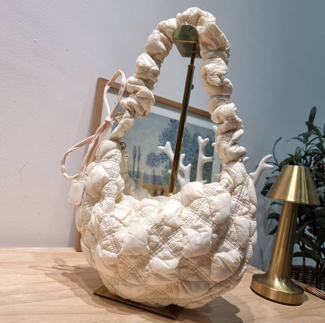 Carlyn cozy bag / Carlyn glaze bag 13 สีพร้อมส่ง อีกหนึ่งคอลเด็ด ที่ฮิตแบบฉุดไม่อยู่ กับไอเท็มนุ่มนิ่มจากเกาหลี พร้อมสีใหม่ล่าสุด กระเป๋าสะพายก้อนเมฆสุดเก๋ ที่สามารถใช้ได้หลากหลาย