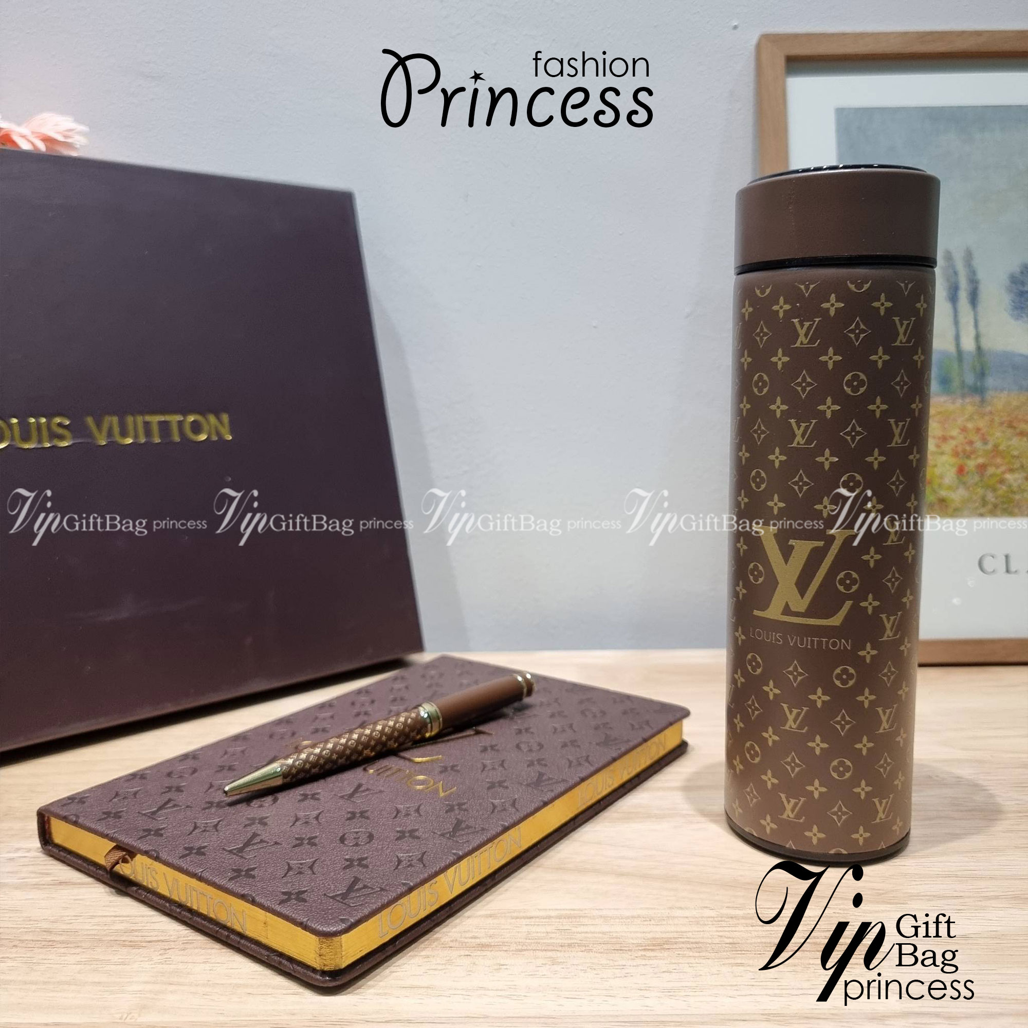 LV tumblr With digital temperature display SET Booknote / LV gift box สุดยอดไอเท็มใน box set ที่เหมาะแก่การเก็บสะสม หรือจะส่งให้เป็นของขวัญในช่วงปีใหม่ก็ดีงามที่สุด จัดมาให้ทั้งสมุดจดบันทึกเล่มลิมิเต็ด ที่ตัดขอบกระดาษด้วยสีทองหรู ปากกาเข้าเซ็ท และกระบอกน้