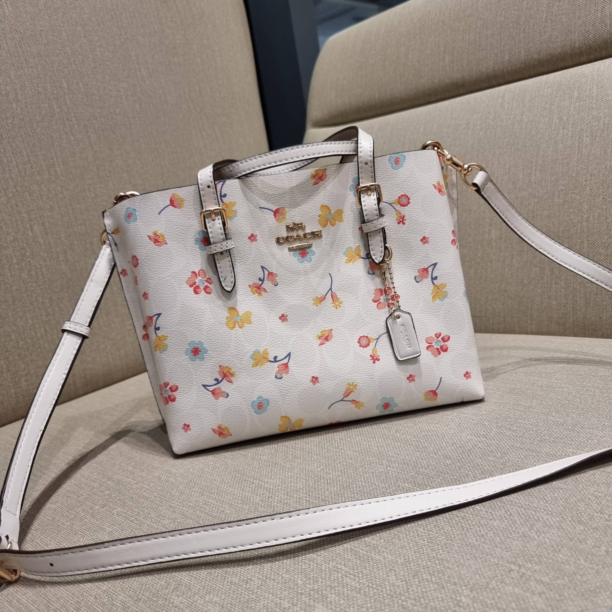COACH C8612 MOLLIE TOTE 25 IN SIGNATURE CANVAS WITH MYSTICAL FLORAL PRINT คอลใหม่ล่าสุด ยังไม่เข้า shop ไทย สวยๆแบบไม่ต้องรอพรีฯให้ยาวนาน กับกระเป๋าโท้ทไซส์เล็กที่สาวๆต่างก็ต้องปักใจรัก สวยสมใจ ดีไซน์ลวดลายดอกไม้ คละเคล้าเต็มใบ ดูละมุน สดใส น่าใช้สุดๆ วัส