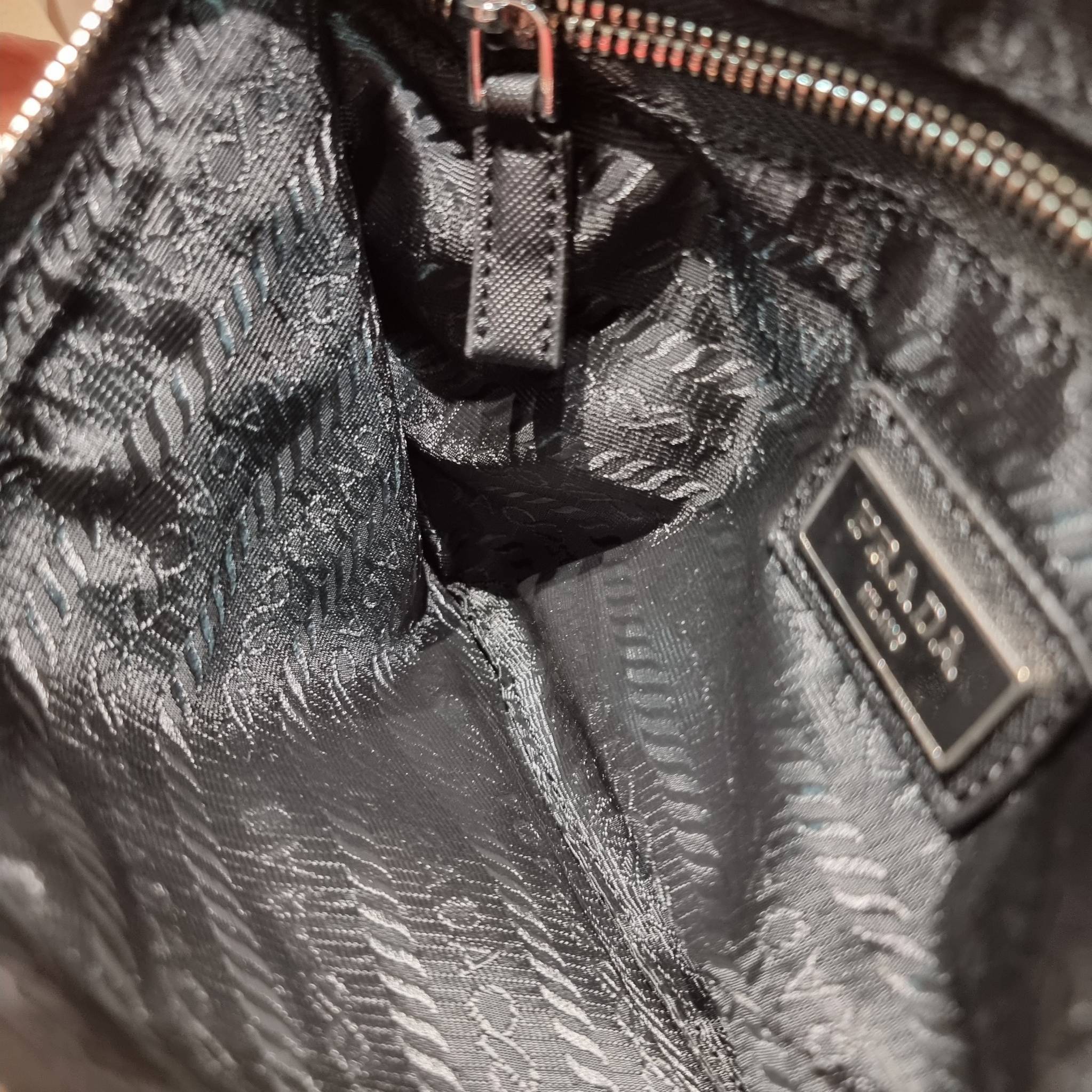 PRADA NYLON BUM BAG / PRADA Nylon Belt Bag กระเป๋าคาดอก รุ่นยอดฮิต ที่ใครๆก็ตามหา ด้วยดีไซน์คลาสสิค ใช้งานง่าย คล่องตัวสุดๆ เปิด-ปิดด้วยซิป ภายในโล่งกว้าง