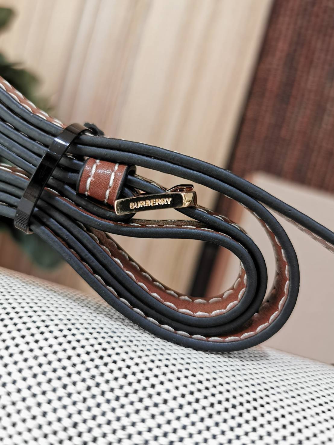 BURBERRY FRAGRANCES CROSSBODY BAG VIP GIFT WITH PURCHASE (GWP) พรีเมี่ยมกิ๊ฟรุ่นใหม่ล่าสุด Limited Edition วัสดุ Canvas & Leather ทรงเหลี่ยมสวยหรูอยู่ทรงโลโก้แบรนด์ด้านหน้าเปิดปิดด้วยฝาปิดสัญลักษณ์รูปตัวBภายในมีช่องแบ่งเป็นสัดส่วนใส่มือถือของจุกจิกได้ สาย