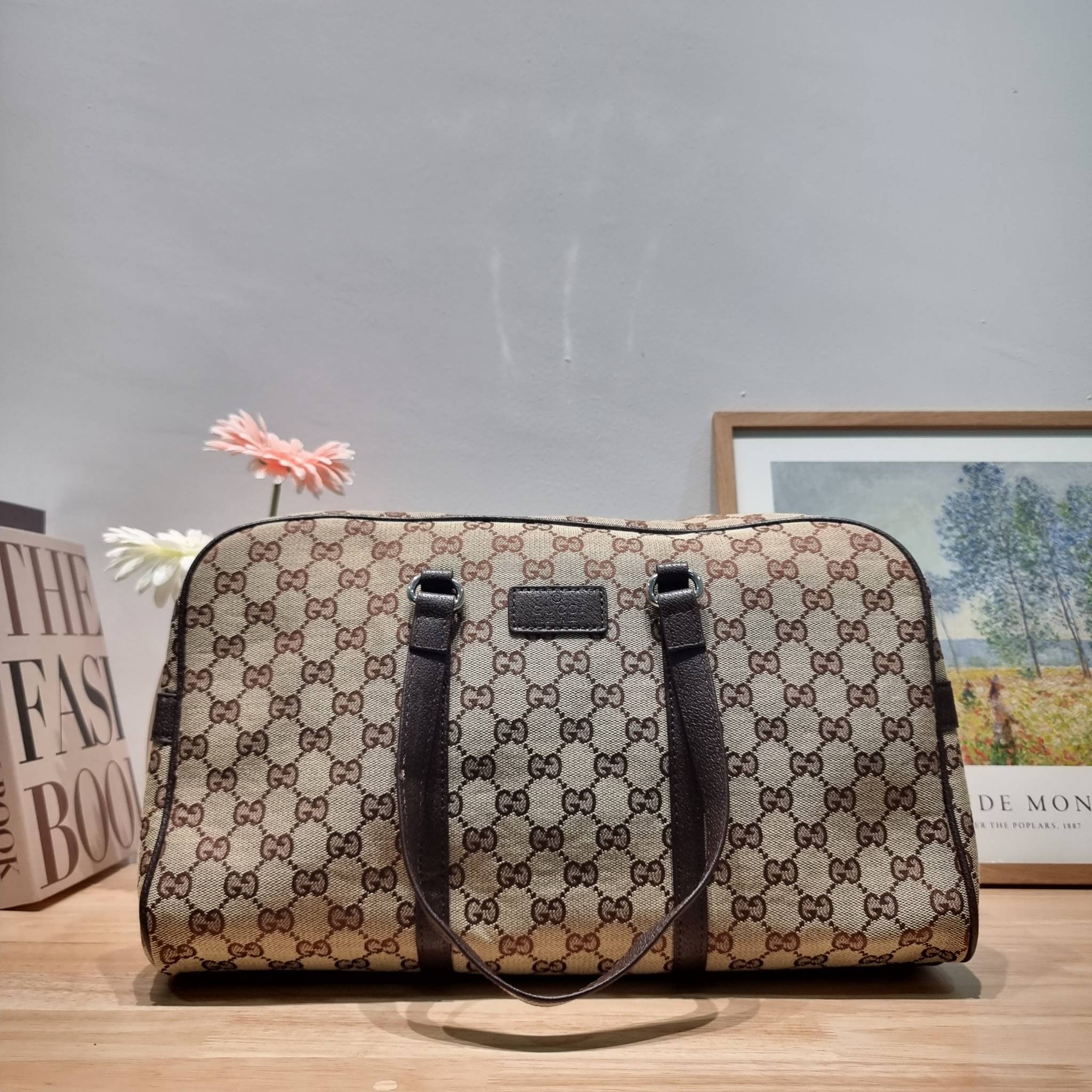 GUCCI Monogram Boston Duffle Bag / Gucci boston travel bag ใหม่ไปเลยกับกระเป๋าเดินทาง เตรียมความพร้อมสำหรับทริปเที่ยวช่วงสิ้นปี!! ดีไซน์เรียบง่าย แฝงความคลาสสิค ที่ใช้ได้ทั้งชายและหญิง วัสดุผ้าแคนวาสทนทาน