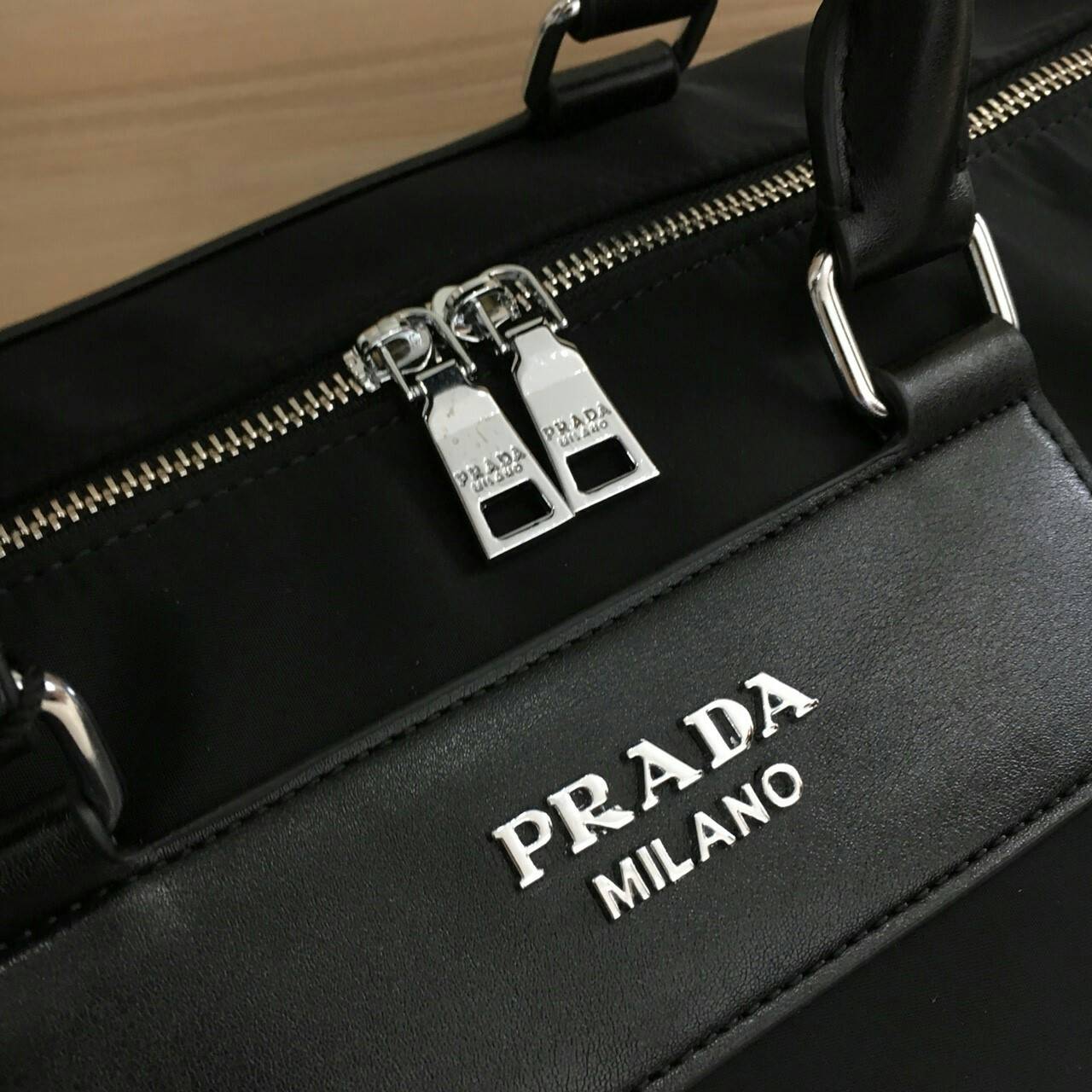 New arrival ! ของมันต้องมี♡ มาใหม่กับ กระเป๋าทรง Travel Bag ใส่ของได้เยอะมาก (มาพร้อมถุงผ้าแบรนด์) ไปต่างประเทศได้สบายคะ หมดห่วง ตัวกระเป๋าทำจากผ้า Nylon อย่างดี สามารถกันน้ำได้ ทรงสวยมากคะ มีความอยู่ทรงในระดับนึงด้านหลังมีช่องซิป มาพร้อมอะไหล่เงิน