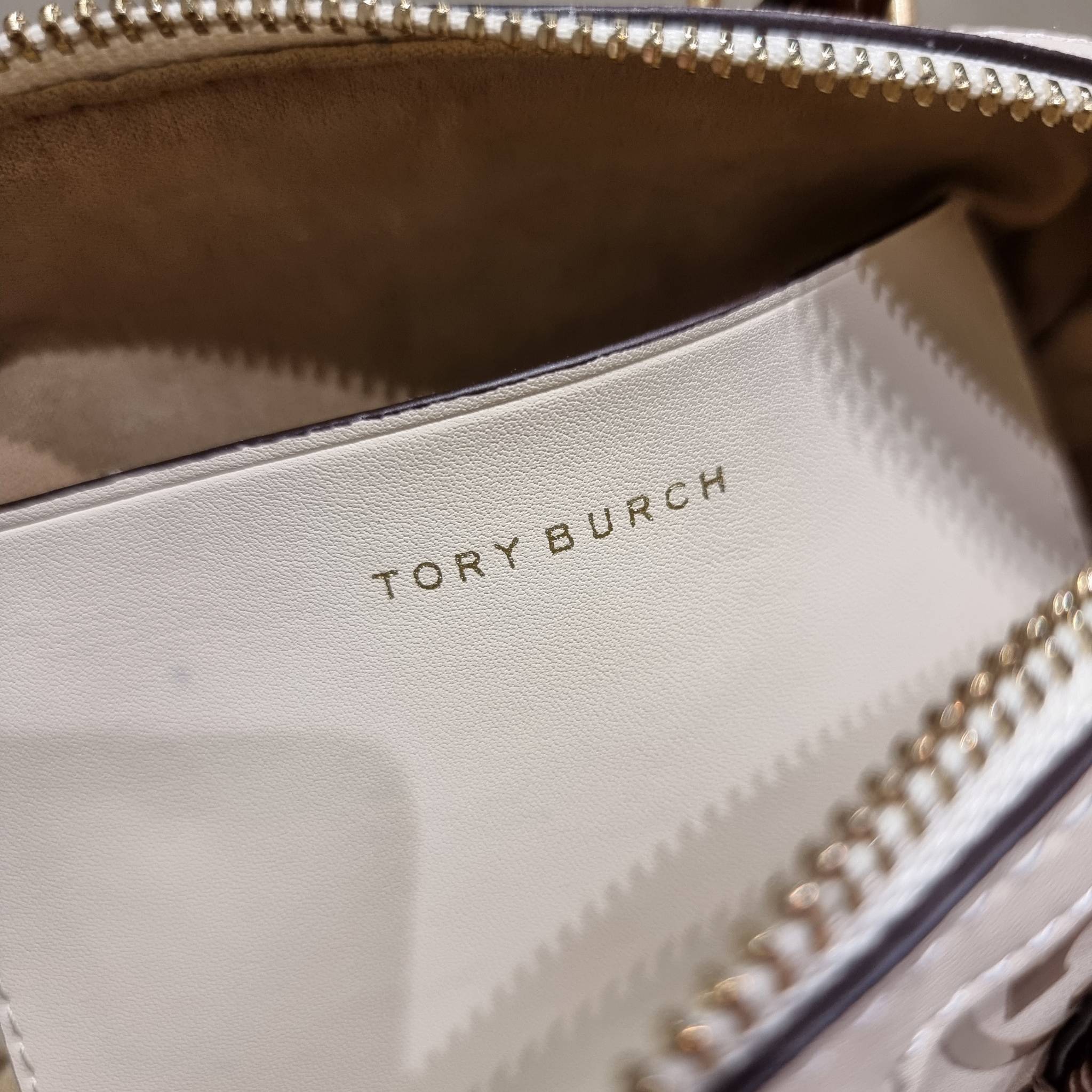 TORY BURCH T MONOGRAM MINI EMBOSSED WINE BUCKET BAG คอลเลคชั่นใหม่ กับกระเป๋าสะพายทรงยอดนิยม ในไซส์มินิ ดีไซน์ใหม่ล่าสุด สวยลูกคุณหนู หรูหรา!! ด้วยดีเทลผิวลายนูนลวดลายเอกลักษณ์ วัสดุหนังแท้ มีหูจับในตัว สีโทนอุ่นขับผิว สะดวกใช้ไปอีก และมีสายสะพายข้าง ปรับ