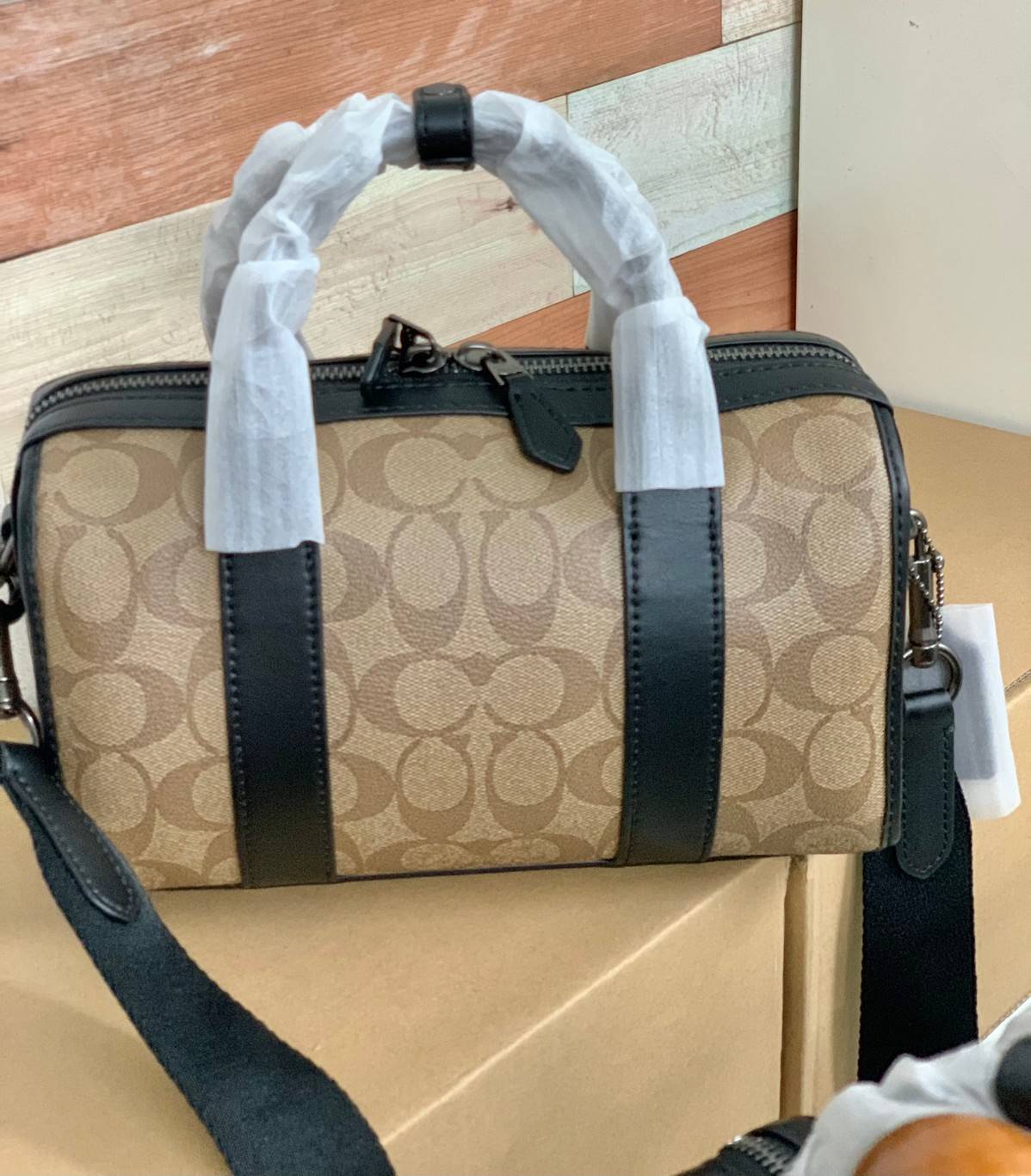 COACH GOTHAM DUFFLE 24 IN SIGNATURE CANVAS CA186 พร้อมส่ง กระเป๋าทรงหมอนรุ่นใหม่บ่าสุดปี 2022 รุ่นนี้สามารถใช้ได้ทั้งชาย//หญิง หนังแท้อย่างดี นิ่มทรงสวย มากๆค่ะ เปิด-ปิดกระเป๋าแบบซิปคู่ด้านบนมีกระดุมรวบหูหิ้วให้ด้วยนะคะ ภายในกระเป๋าสามารถใส่สัมภาระที่จำเป