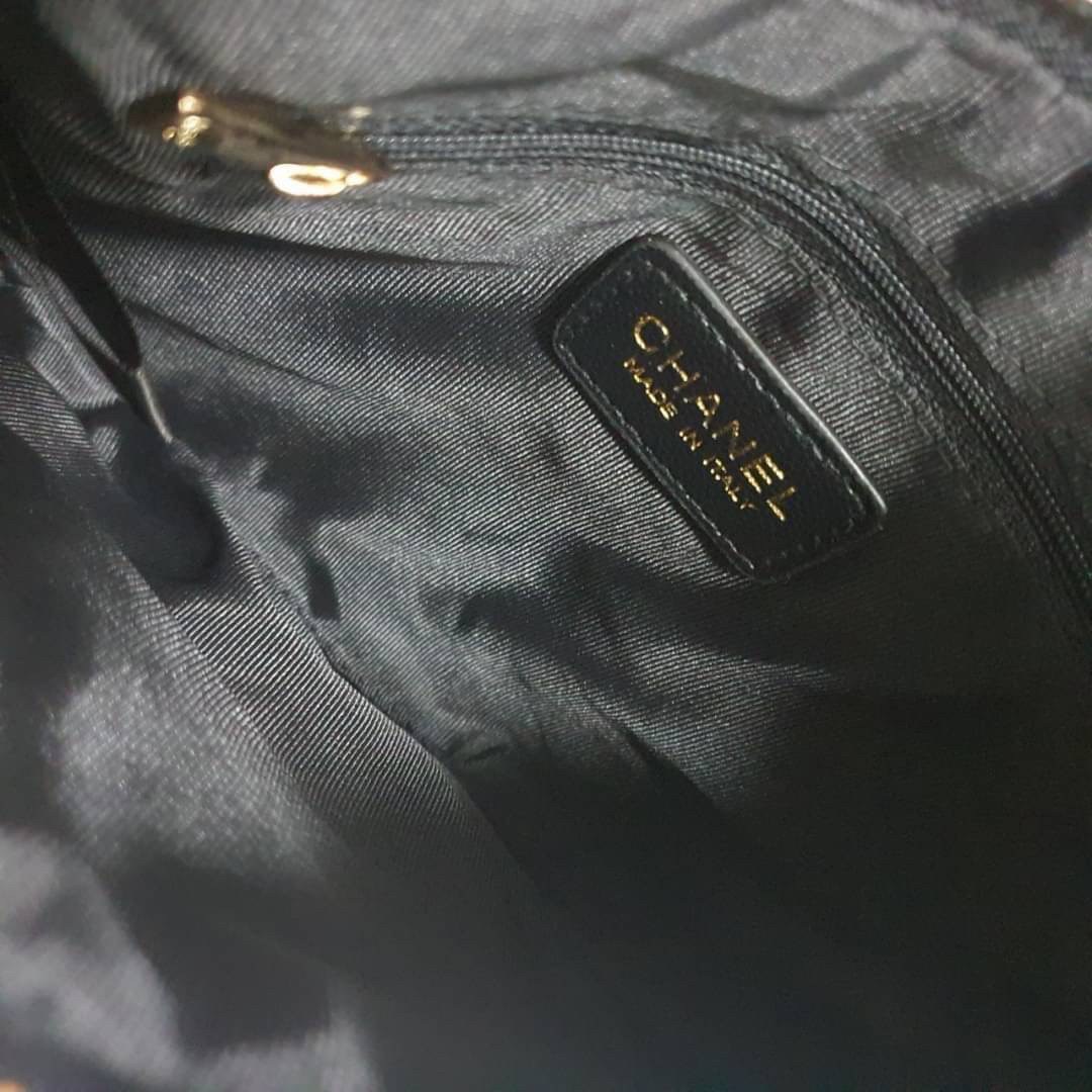 SIZE MINI : Chanel Clutch Bag Gift With Purchase (GWP) กระเป๋าคลัชพร้อมสายคล้องมือพรีเมี่ยมกิ้ฟรุ่นใหม่ล่าสุดจาก Chanel Make up Counter Dutyfree วัสดุหนังคาเวียร์สวยหรูอยู่ทรงประดับโลโก้แบรนด์ด้านหน้า เปิดปิดด้วยซิปสะดวกใช้ห้อยอะไหล่โลโก้แบรนด์สีทองเพิ่มด