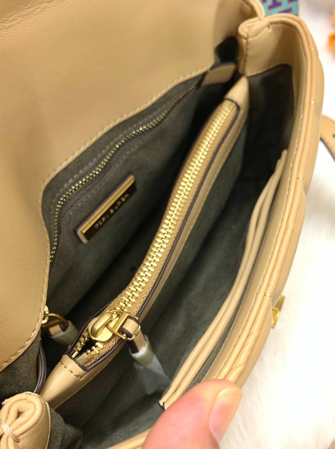 TORY BURCH KIRA QUILTED SMALL BAG พร้อมส่งที่ไทย ไม่ผิดหวังแน่นอนค่ะ! กระเป๋าหิ้วหรือสะพายข้างได้ วัสดุหนังแกะแท้ทั้งใบ ((หนังแกะจะมีคุณภาพดีเงานิ่มและแพงกว่าหนังวัวจ้า)) หนังนิ่มสวยงามมากๆค่ะ เปิดปิดกระเป๋าแบบหมุนล็อคแบบโลโก้แบรนด์ ใช้อะไหล่คลาสสิคดูหรูเ