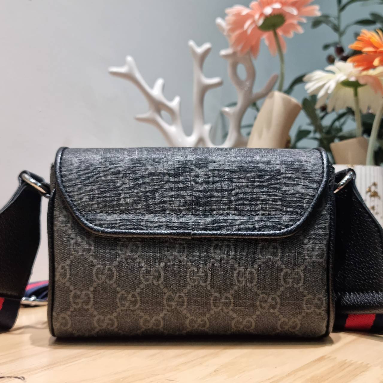 GUCCI GG Black mini bag กระเป๋าครอสบอดี้ที่สะพายได้ทุกโอกาส สีดำคลาสสิก กว่าสีนี้จะมาคือรอนานมาก เป็นหนึ่งสีสุดฮอตที่หายากสุดๆ มาในรุ่นสปอร์ต ทรงกะทัดรัด ขนาดกำลังดีพกพาสะดวก