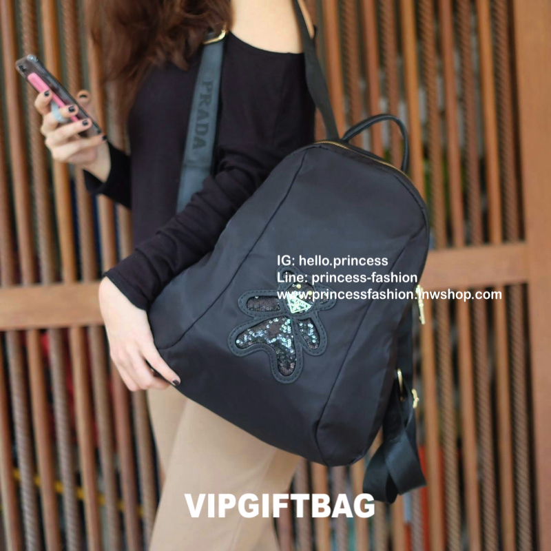 ใช้ได้ทั้งหญิงชาย!! อย่ารอช้า รีบคว้าด่วน Don't Miss! PRADA NYLON BACKPACK กระเป๋าสะพายเป้ พรีเมี่ยมกิ้ฟจากเคาน์เตอร์ต่างประเทศรุ่น Limited edition ที่ฮ๊อตสุดๆ วัสดุเป็น Nylon เนื้อหนาคุณภาพดีตามแบบฉบับของแบรนด์ ขนาดกำลังดี น้ำหนักเบา ด้านหน้าเป็นลาย