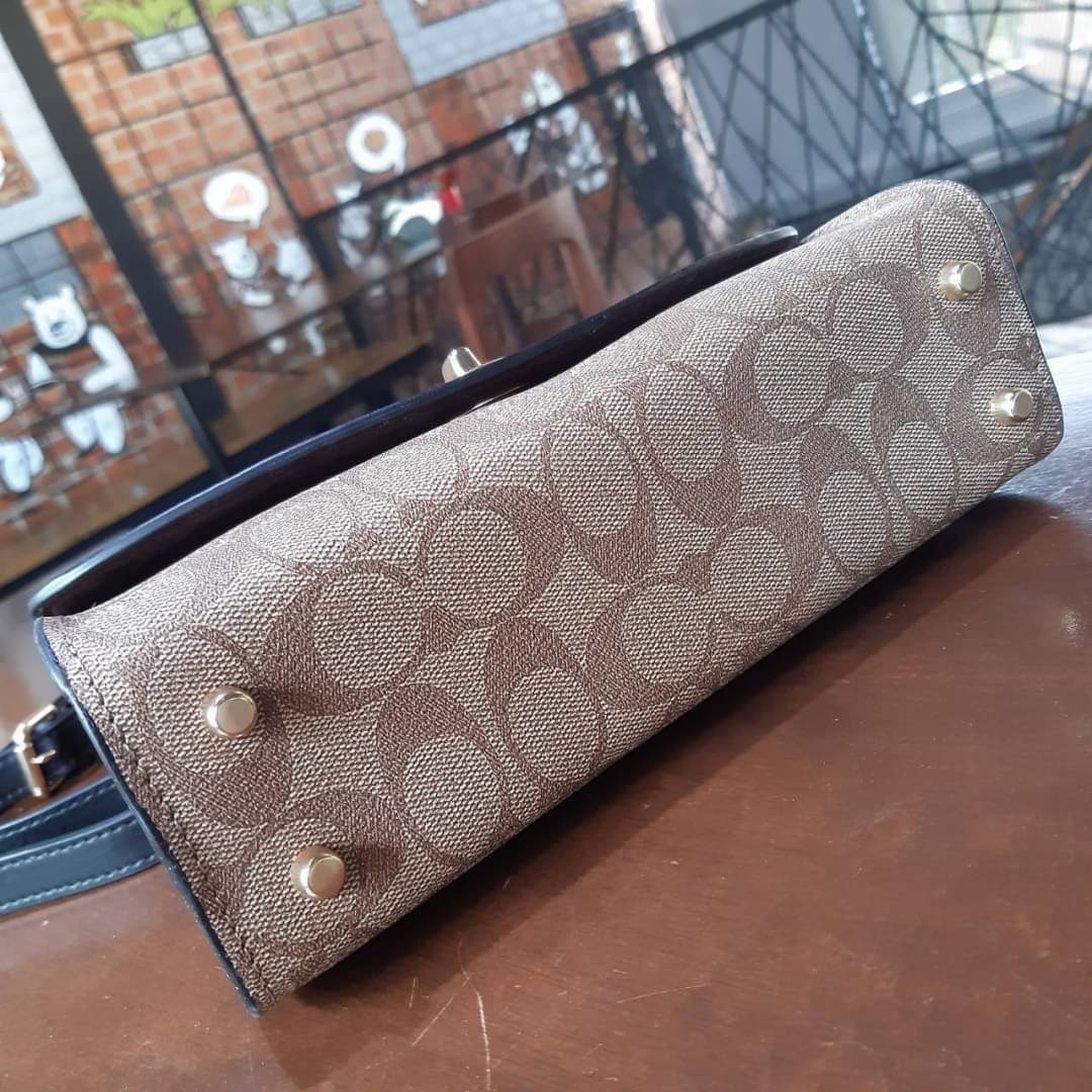 COACH TILLY SATCHEL 23 IN SIGNATURE CANVAS ((C1802//C1439/C1435)) กระเป๋า crossbody สวยหรู ขนาดใหม่ พร้อมสีมาใหม่!! ดีไซน์ย้อนยุค วัสดุหนังแคนวาสเคลือบลายสลับหนังแท้ มาพร้อมหูจับในตัว และสาย crossbody ปรับได้ตามตัว เปิด-ปิดด้วยตัวบิดล็อค ภายในโล่ง บุกำมะห