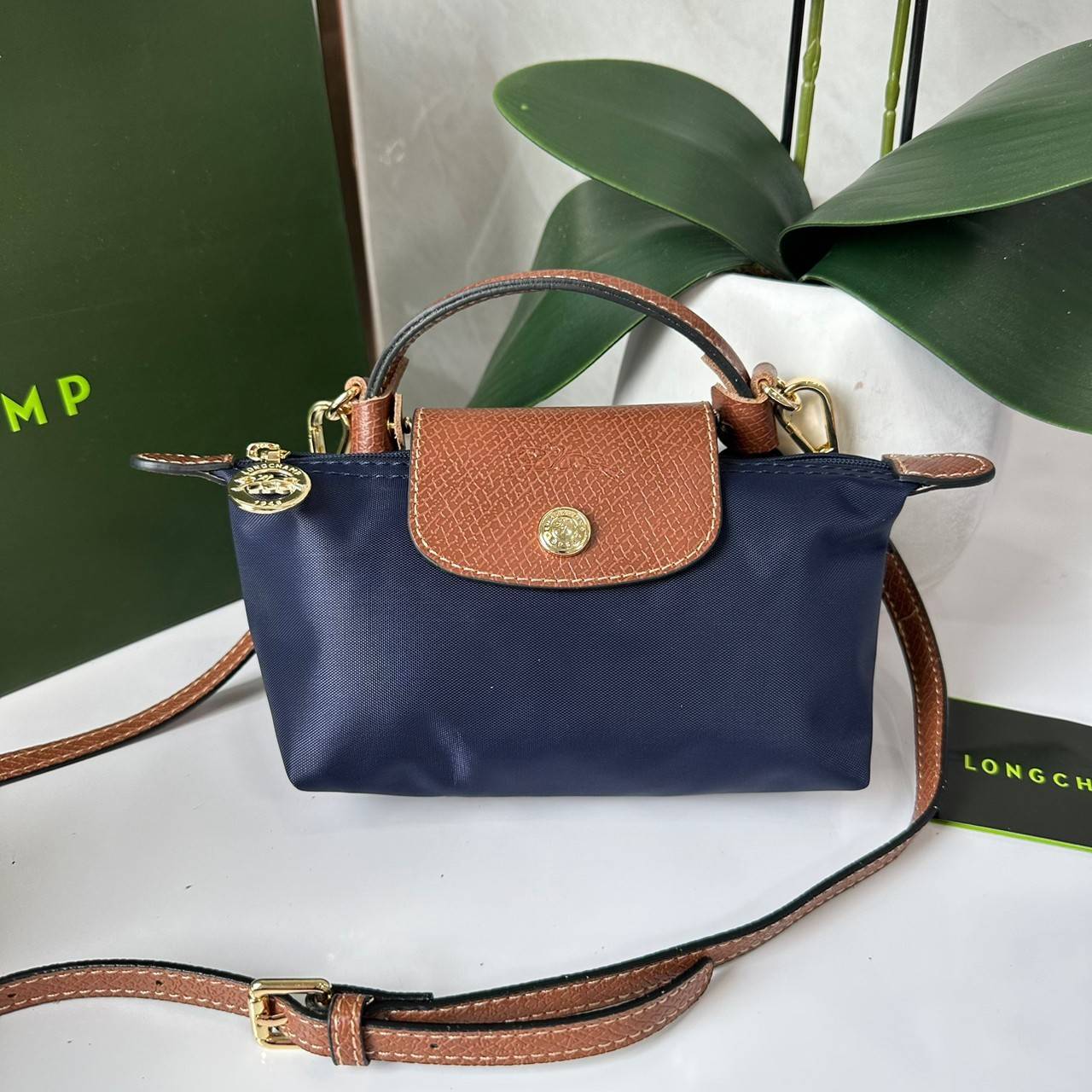 LONGCHAMP LE PLIAGE ORIGINAL Pouch with handle กระเป๋าใบเล็กขนาดกระทัดเหมาะกับใส่ของจำเป็นจุกจิก กันน้ำได้ พร้อมส่ง