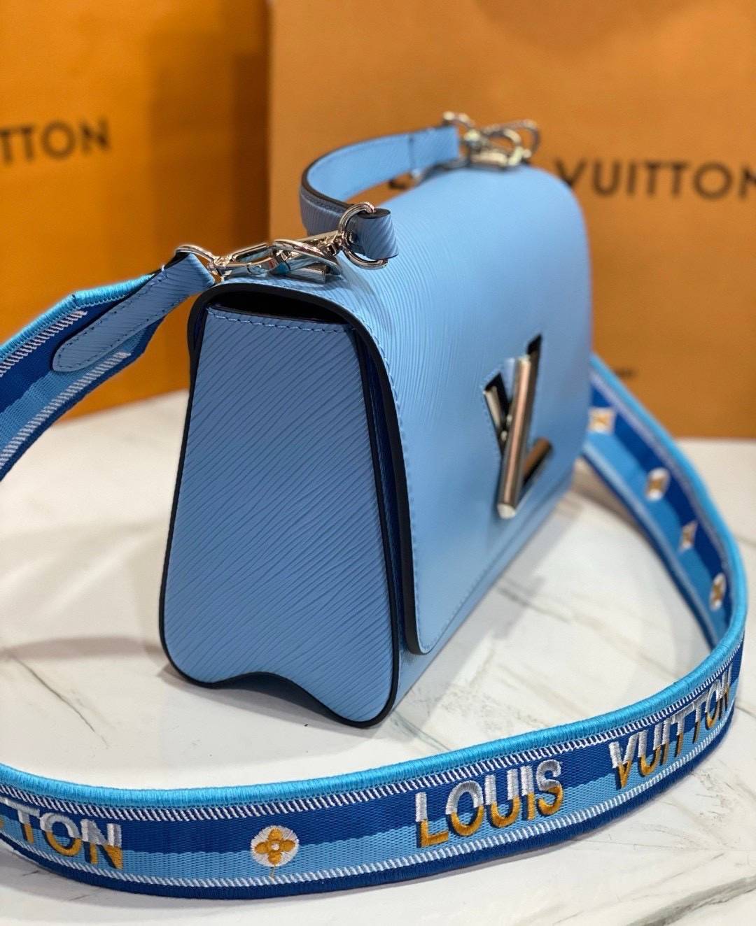 ORI หนังแท้ | LV Twist MM bag Epi grain leather กระเป๋าสะพาย/กระเป๋าถือรุ่น พร้อมสายสปอร์ต หนังลายเกรน Epi โดดเด่นด้วยโลโก้หน้า สวยหรูเป็นเอกลักษณ์ ดีไซน์คัลเลอร์บล็อค สัมผัสโดดเด่นแมตช์กับทุกสไตล์