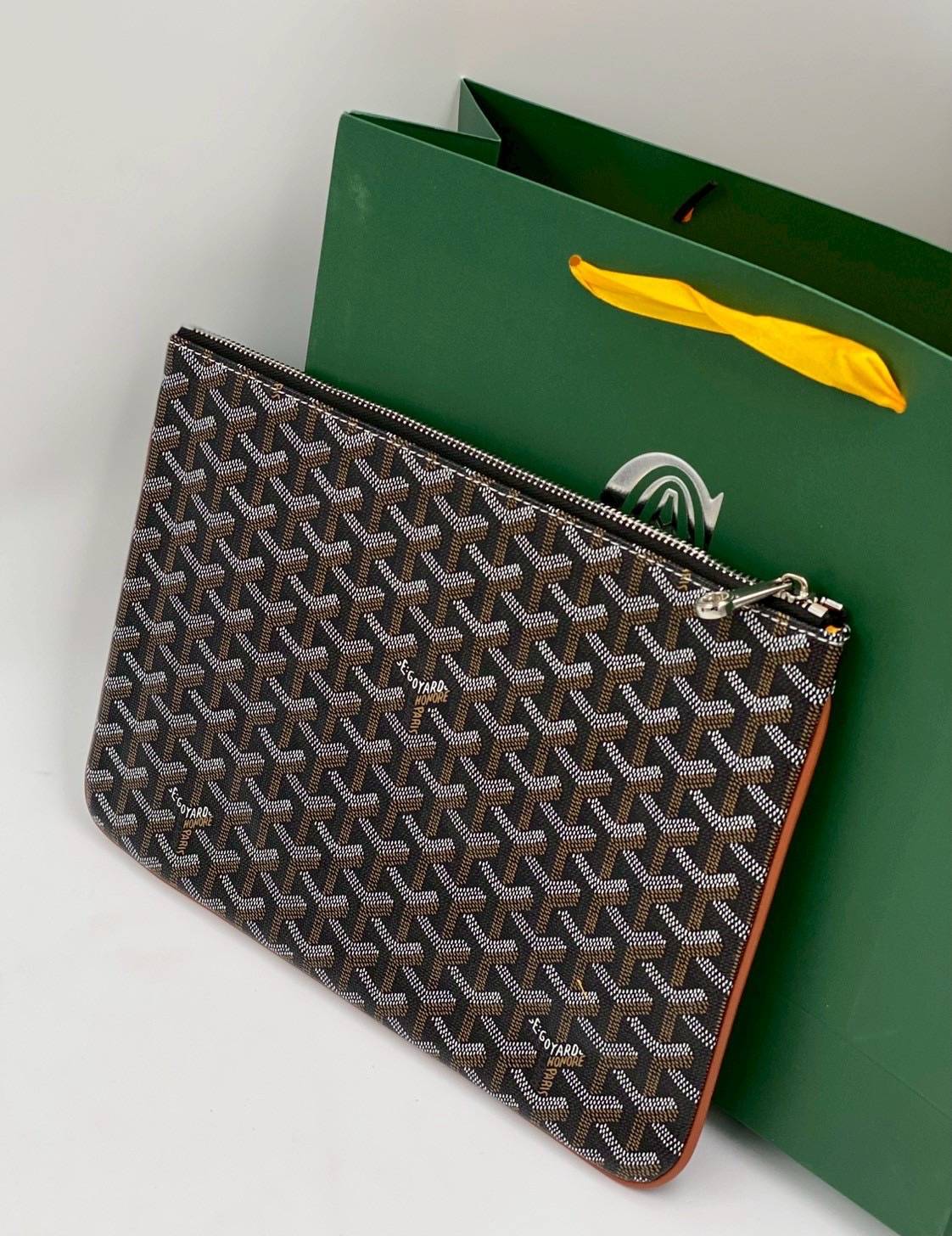 ORI หนังแท้ | GOYARD Senat MM Pouch / GOYARD Clutch Bag กระเป๋าทรงพอชคลัช ใช้เป็นกระเป๋าจัดระเบียบสำนักงานได้ เหมาะสำหรับใส่เอกสารขนาด A4, จัดระเบียบสิ่งของในกระเป๋า หรือใช้เป็นกระเป๋าคลัตช์สำหรับใช้ในชีวิตประจำวัน