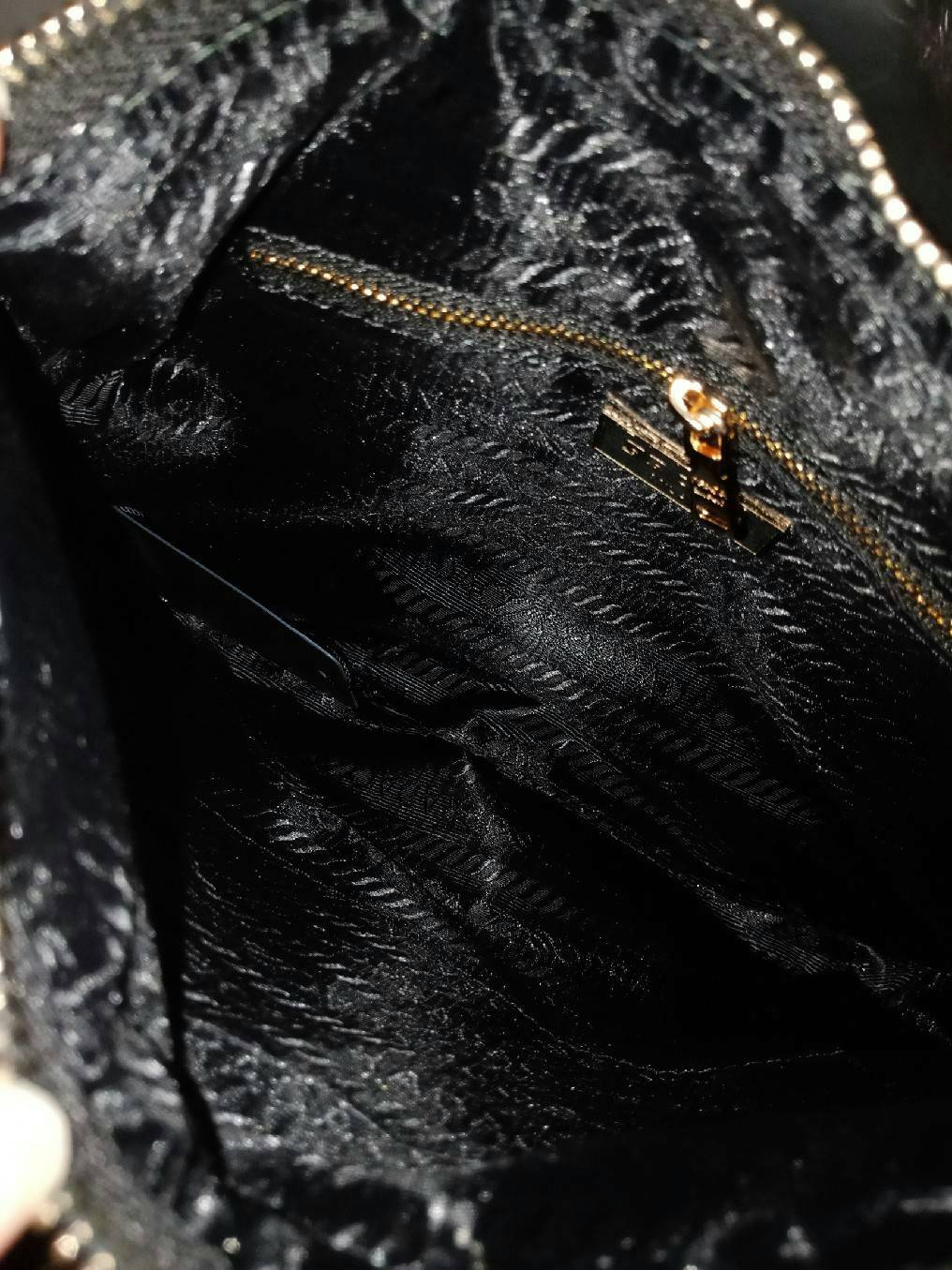 Prada Tessuto Saffiano Nylon and Leather Crossbody Messenger Bag กระเป๋าสะพาย ทรงสวย ดูโดดเด่น จากแบรนด์ Prada แท้ 100% ทำจากวัสดุผ้าไนล่อน เนื้อหนา คุณภาพดี อะไหล่ทอง สวยหรูดูแพง ซับในพิมพ์ลายแบรนด์สวยๆ ตามแบบฉบับแบรนด์ ใส่ IPad, เครื่องสำอางค์, กระเป๋าส