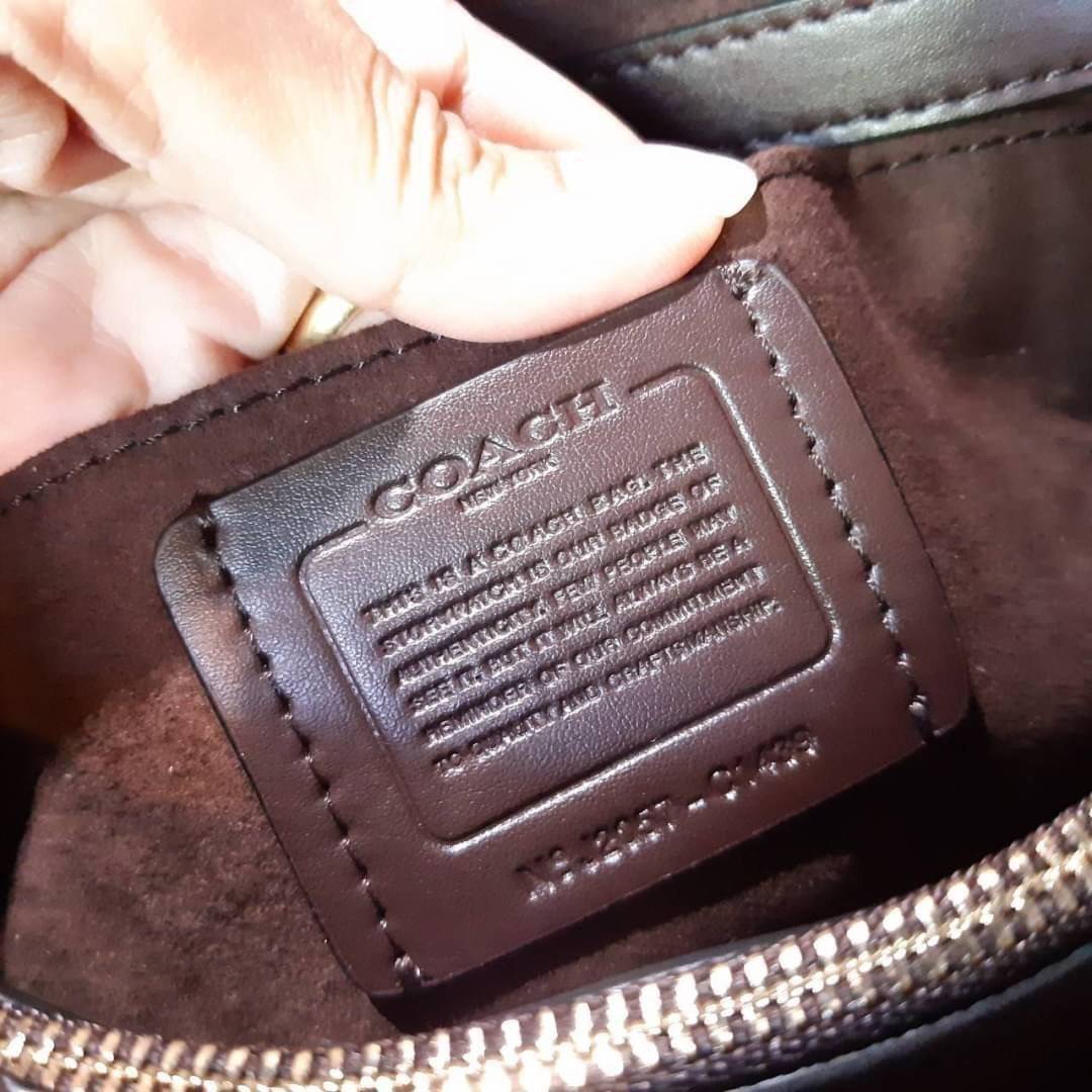 COACH TILLY SATCHEL 23 IN SIGNATURE CANVAS ((C1802//C1439/C1435)) กระเป๋า crossbody สวยหรู ขนาดใหม่ พร้อมสีมาใหม่!! ดีไซน์ย้อนยุค วัสดุหนังแคนวาสเคลือบลายสลับหนังแท้ มาพร้อมหูจับในตัว และสาย crossbody ปรับได้ตามตัว เปิด-ปิดด้วยตัวบิดล็อค ภายในโล่ง บุกำมะห