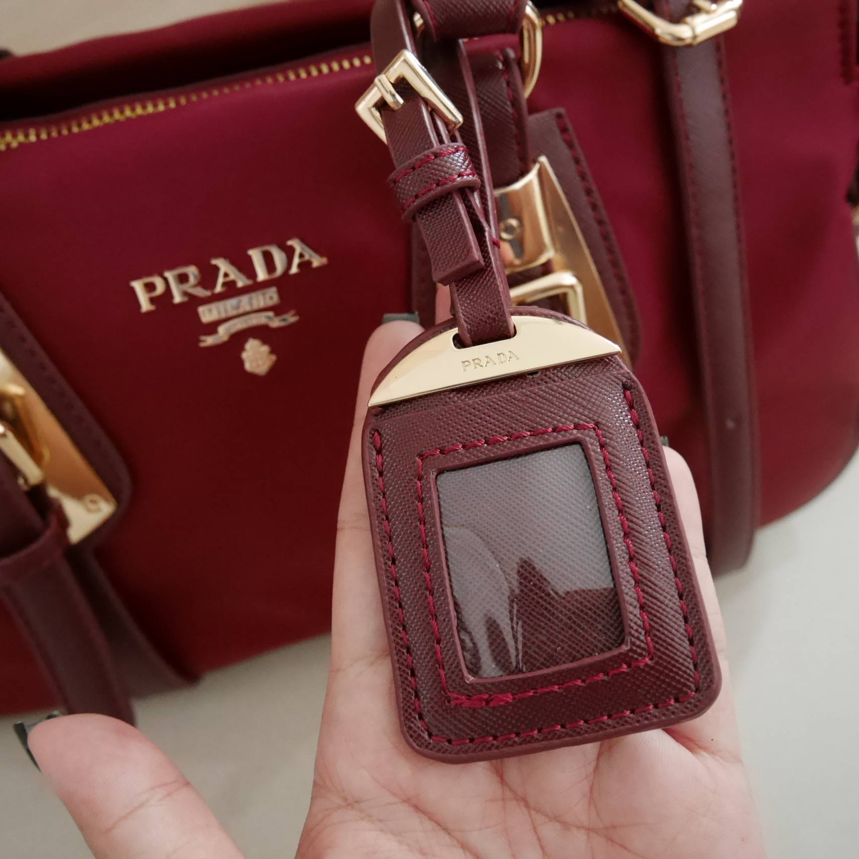 รุ่นขายดีที่สุด 💕 **ถือแล้วหรูมาก กระเป๋าสะพายทรง Handbag จากงานพรีเมี่ยมกิ้ฟ แบรนด์ PRADA ของแท้100% เป็นกระเป๋าผ้า Nylon สลับหนัง PU จุของได้เยอะ สะพายไหล่ได้ เปิดปิดด้วยซิป ถือก็สวยๆ มีสายยาวค่ะ ใช้แล้วสวยมากๆคุ้มเกินราคารับประกัน รีบช้อปก่อนหม