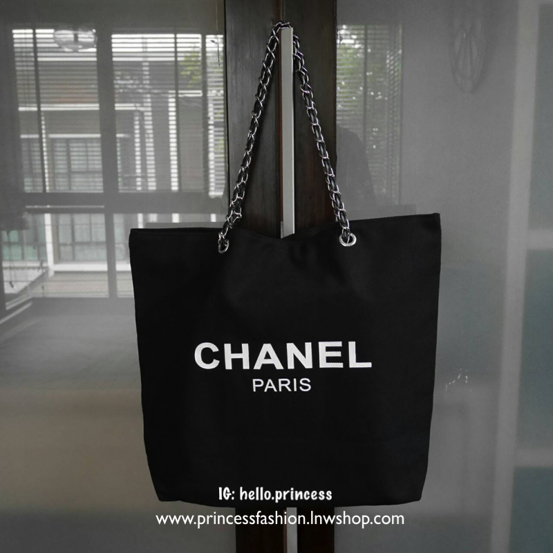 New Arrival!! พร้อมส่งที่ไทย ตามคำเรียกร้อง CHANEL VIP CANVAS TOTE BEAUTY GIFT TOTE CANVAS SILVER HARDWARE CHAIN STRAPS วัสดุทำจากผ้าแคนวาสหนา บุด้วยผ้าซับอีกชั้น ด้านหน้ามีโลโก้แบรนด์ ตรงอะไหล่ปั้มแบรนด์ทุกจุด ตัวสายทำจากโซ่ เรียบ หรู ดูดี ใส่ของได้เยอะม