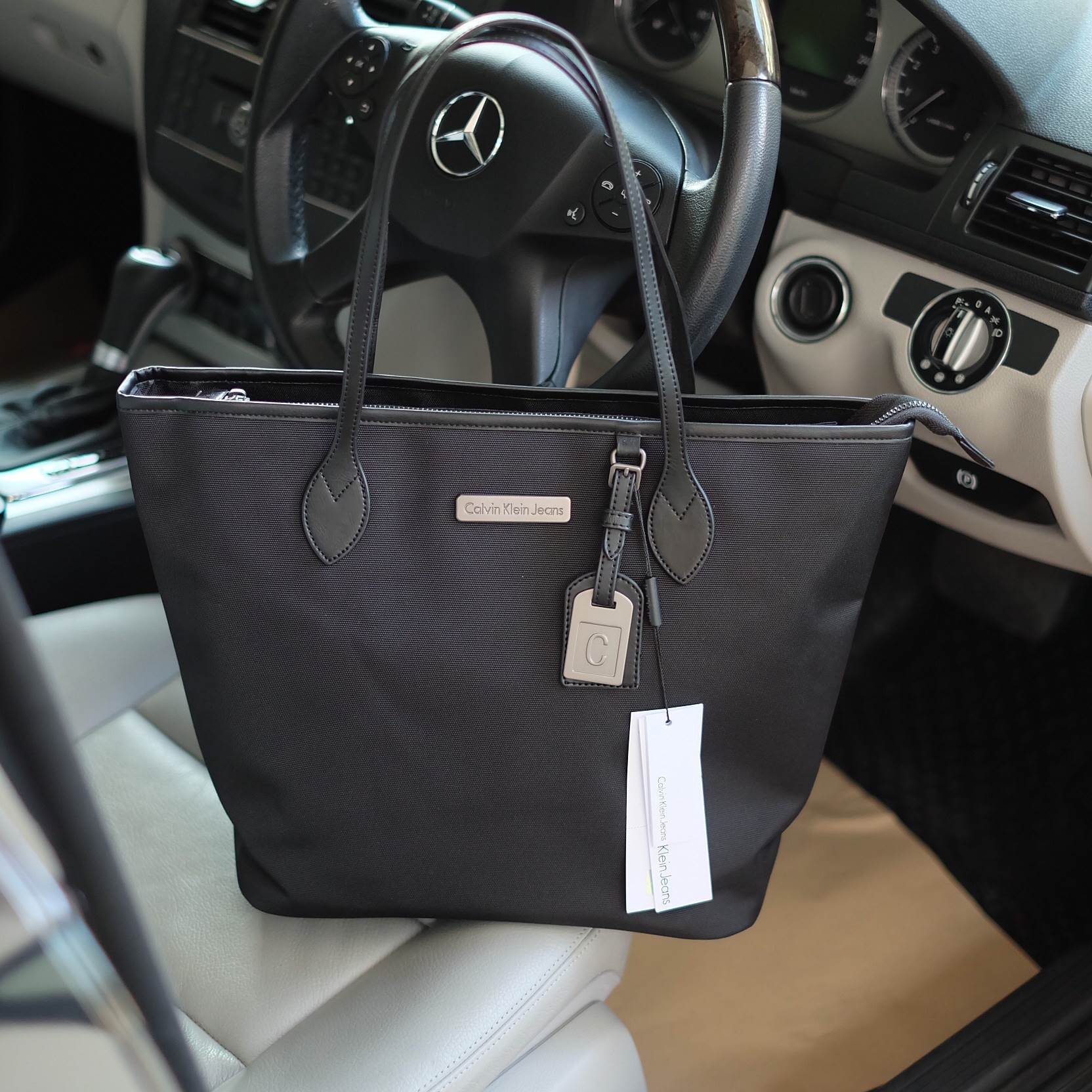 รุ่นหายาก !!! จากแบรนด์ Calvin Klein Jeans ตัวกระเป๋าหนัง Poly ester ลายหนังสวยมากๆคะ มาพร้อม ป้าย tag หนังแบรนด์ สวย เรียบ หรู รุ่นนี้ ขนาด วัดความยาว ปากกระเป๋า 40xวัดความยาวจากก้นกระเป๋า 30xสูง 30 xฐาน 15 cm.สายยาว 22cm. สะพายไหล่ได้สบายคะ