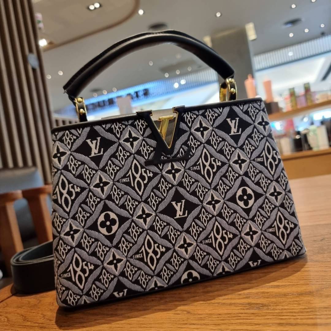 LV capucines top handle with vintager 1854 / LV SINCE 1854 CAPUCINES MM ที่สุดของความสวยในดีไซน์คลาสสิคย้อนยุค กระเป๋าถือสุดหรู มาพร้อมหูจับในตัว ด้วยรูปทรงวินเทจและวัสดุผ้าแคนวาสคละลายเต็มใบ สร้างดีเทลให้ไอเท็มนี้ได้ลุคผู้ดีไปอีก และยังมีลูกเล่นที่ฝาปิดก