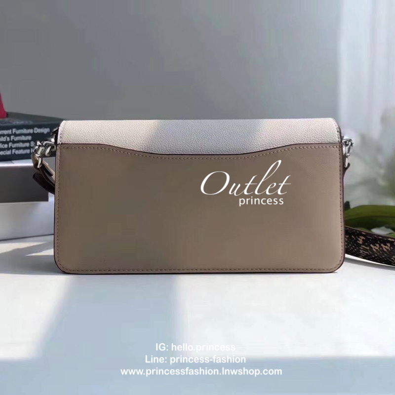 COACH TABBY SHOULDER BAG กระเป๋าถือแบบคลัท /คล้องไหล่ /สะพายข้าง วัสดุหนังแท้ เปิดปิดกระเป๋าแบบกระดุมแม่เหล็กภายในมีช่องหลักใส่ของ2ช่อง มีซิปช่องกลาง 1ช่อง พร้อมช่องเล็กใส่ของจุกจิก ซับในกำมะหยี่ อะไหลเงินคลาสสิค ด้านหน้ามีอะไหล่โลโก้ C ตัวใหญ่ สายยาว+สาย