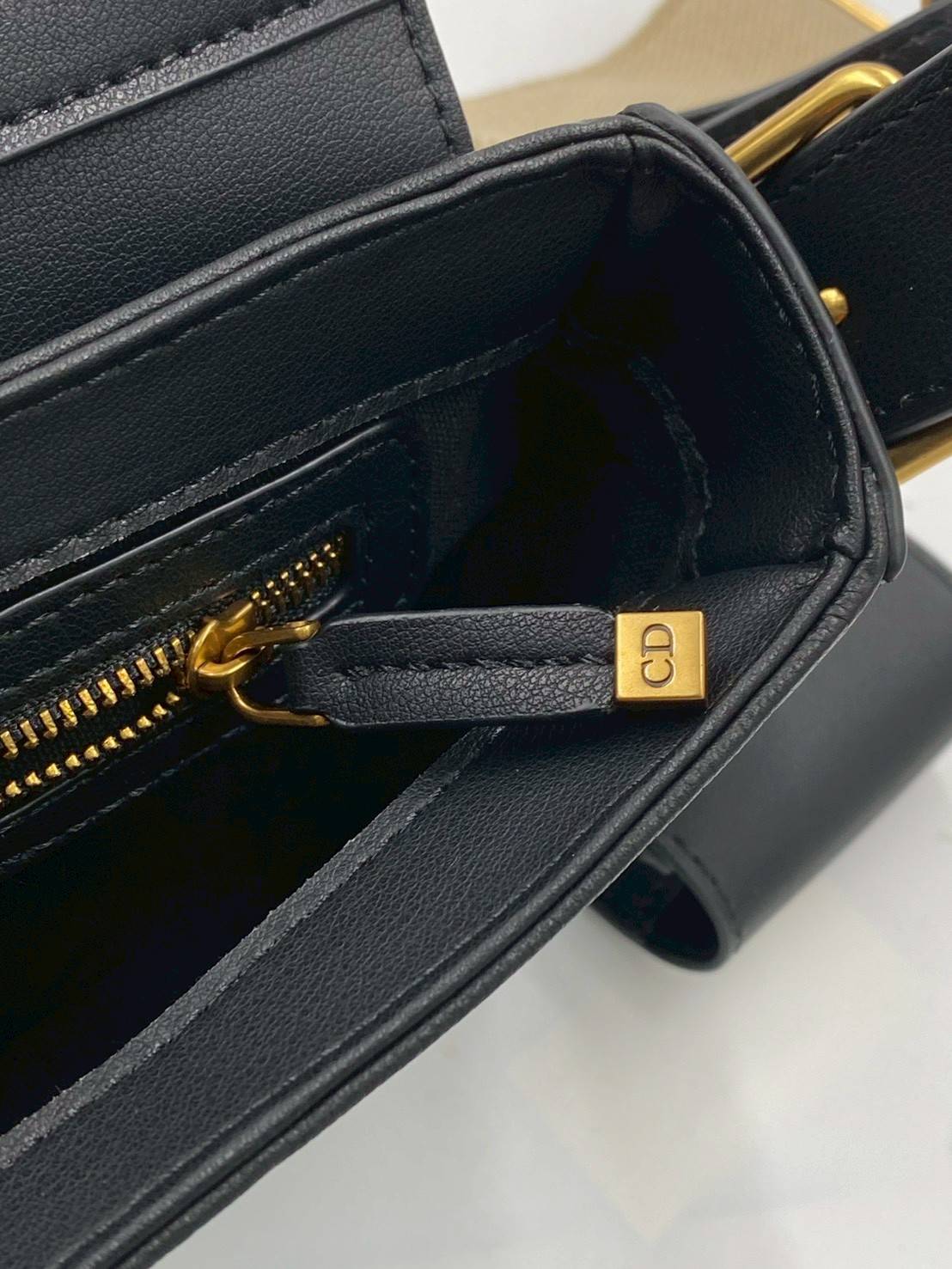 ORI หนังแท้ | DIOR Small Streetchic Bag Black Vintage Smooth Leather กระเป๋าสะพายนิยามใหม่ของดีไซน์อันเป็นเอกลักษณ์ ฝาพับแบบแม่เหล็กสีทองโบราณสลักลาย Christian Dior Paris และห่วง D-ring ทันสมัย
