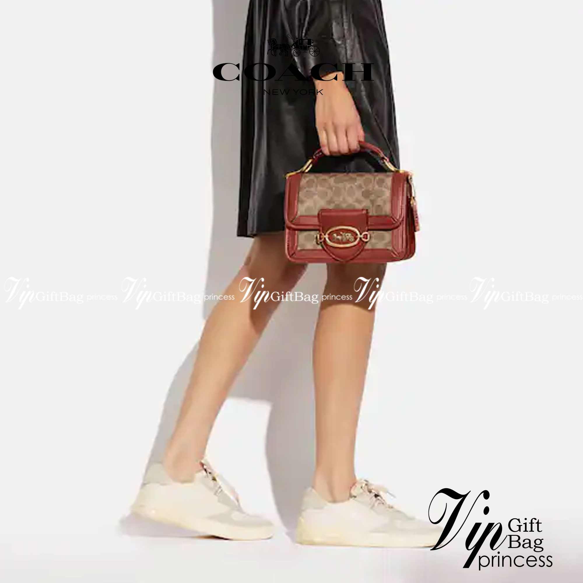 COACH C8449 HERO SHOULDER BAG / COACH C8450 HERO SHOULDER BAG IN SIGNATURE CANVAS ดีไซน์ใหม่ล่าสุด ที่มาพร้อมความหรูยกระดับ กระเป๋าถือ/สะพายข้าง ออกแบบทรงสวย คลาสสิค ขนาดกำลังพอดี ไม่ว่าจะถือ หรือสะพายสายครอส ก็ดูดีแบบไม่ต้องแต่งเติม วัสดุหนังแท้เต็มใบ ฝา