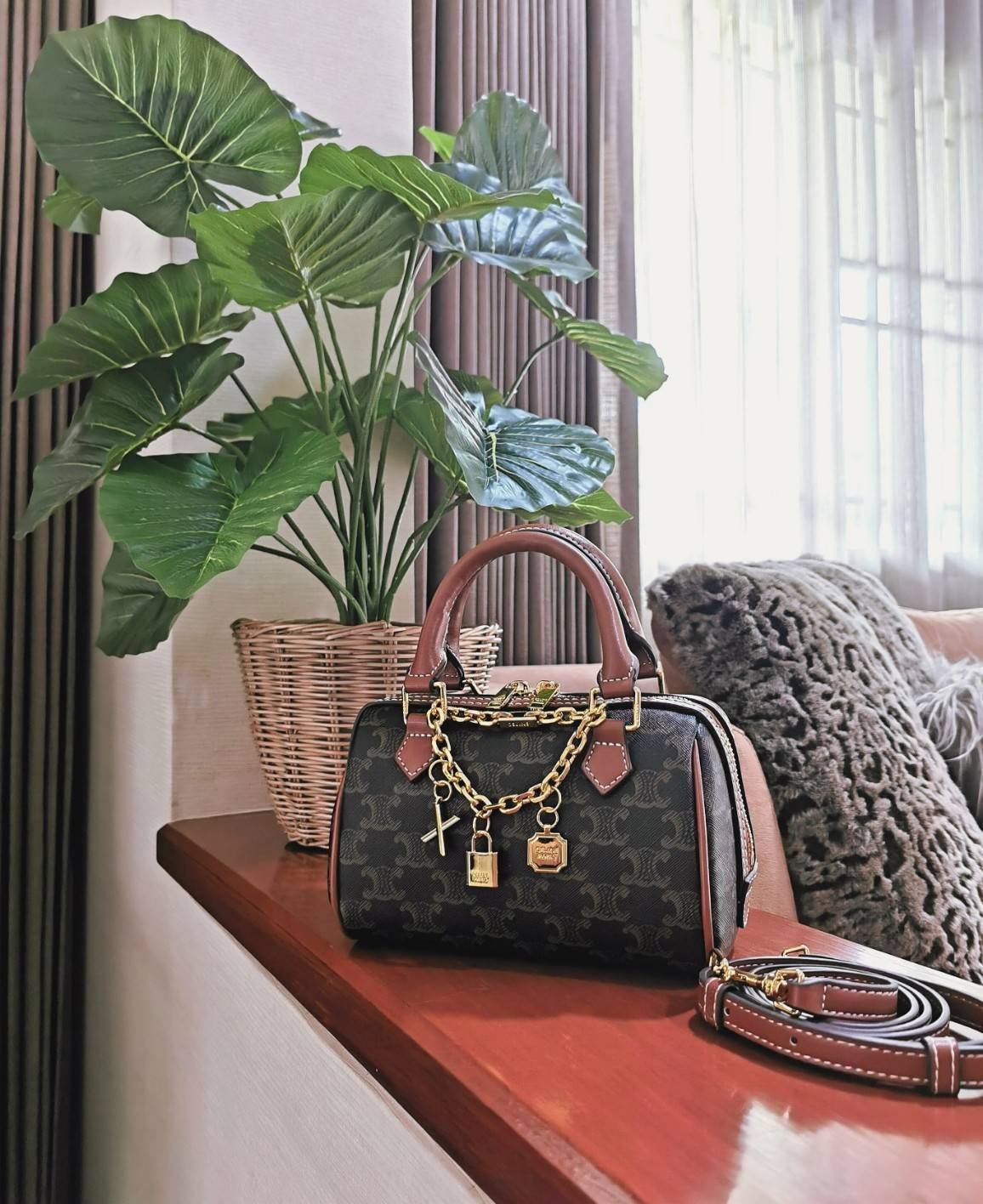 CELINE MINI BOSTON IN TRIOMPHE CANVAS / CELINE MINI CROSSBODY BAG VIP วัสดุแคนวาสหนังสวยอยู่ทรง ดีไซน์ยอดนิยมทรง Speedy ประดับสร้อย สายโซ่สีทองหรูเปิดปิดด้วยซิปคู่แบรนด์