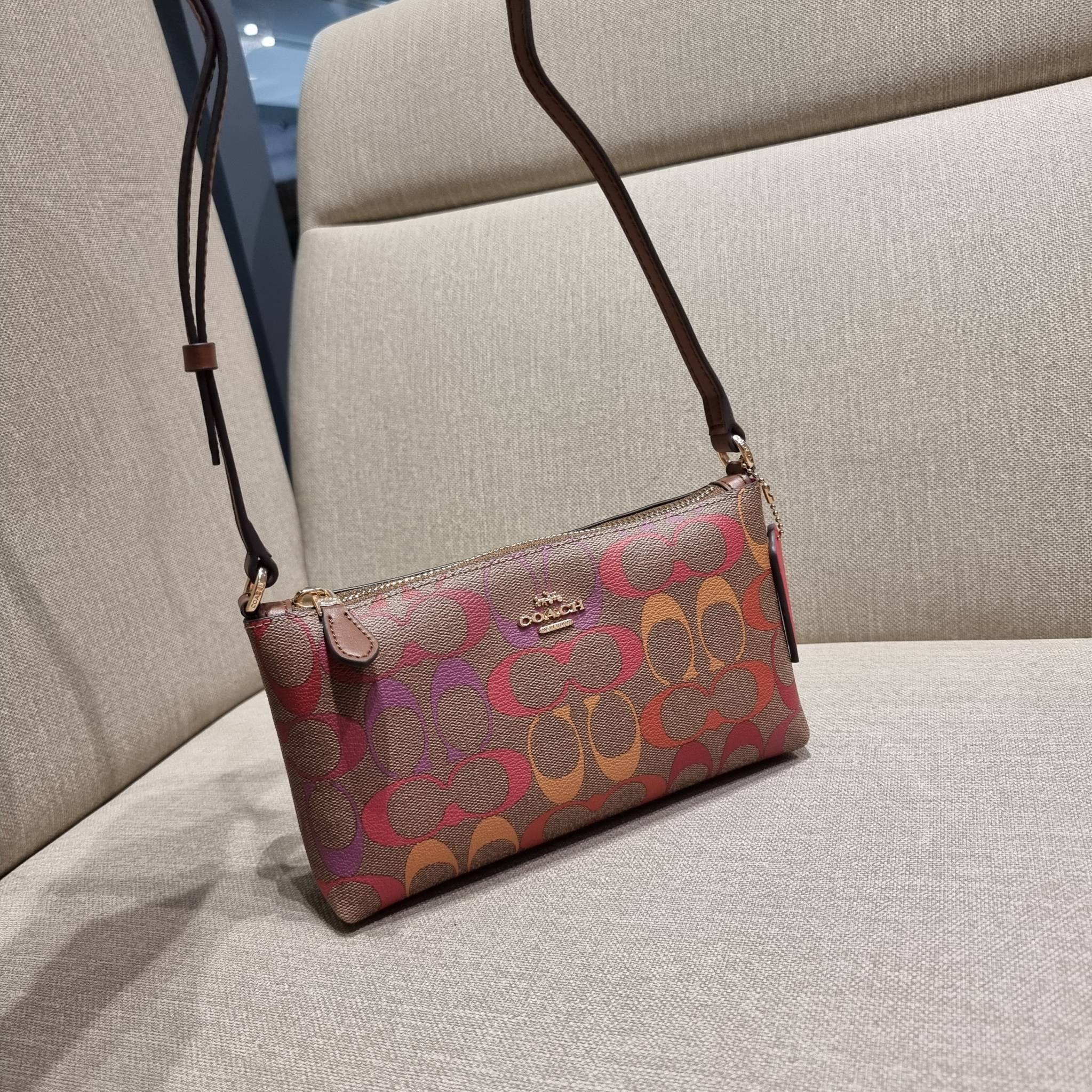 COACH C1653 ZIP TOP CROSSBODY IN RAINBOW SIGNATURE CANVAS คอลเลคชั่นใหม่ ปังและสวยไปอีกหนึ่ง สาวๆตามหาต้องไอเท็มนี้ กระเป๋าสะพายข้าง ใช้งานง่าย สายสะพายในตัว ปรับได้สบายๆ ดีไชน์รูปทรงออกมาคลาสสิค น่าใช้ วัสดุหนังแคนวาส เปิด-ปิดด้วยซิป ภายในเป็นช่องโล่ง มี