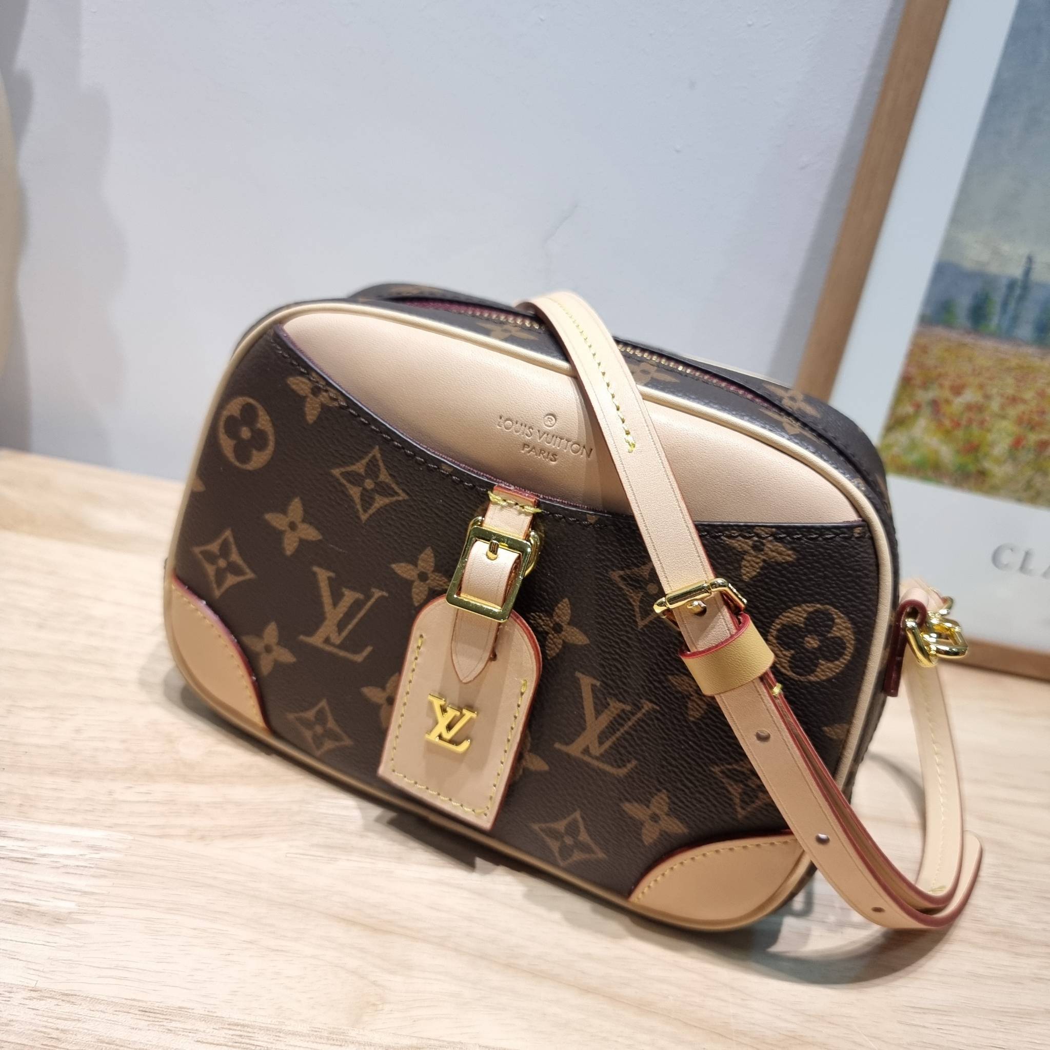 LV Deauville Mini Monogram Canvas bag เดอะเบสท์เซลเลอร์ ที่ใครก็ตามหา กับกระเป๋าสะพายทรงกล่อง ไซส์เล็กกะทัดรัด พกพาสะดวก รูปทรงสวยหรู วัสดุหนังแคนวาสสลับหนัง