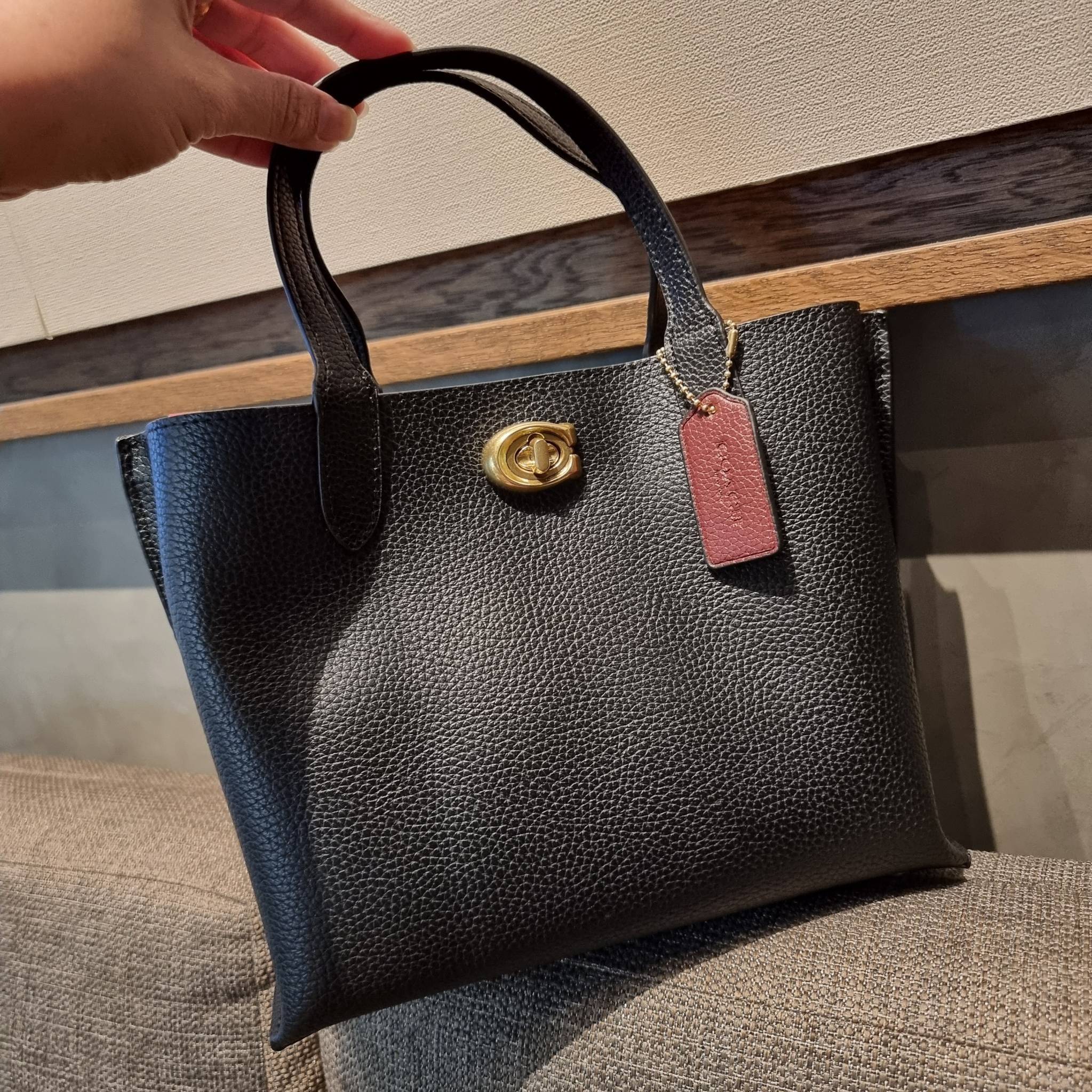 COACH C8561 C8869 WILLOW TOTE 24 IN COLOR BLOCK น้องสาวลุคลูกคุณมาแล้วจ้า กระเป๋าถือ/สะพาย ดีไซน์คัลเลอร์บล็อค ลงตัว เรียบหรู ใบจริงคือผู้ดี๊ผู้ดี ใช่ได้ทุกๆโอกาส วัสดุหนัง pepble อยู่ทรง เปิดปิดด้วยตัวบิดล็อค และอีกฝั่งเป็นกระดุมแม่เหล็ก ภายในโล่งกว้าง ใ