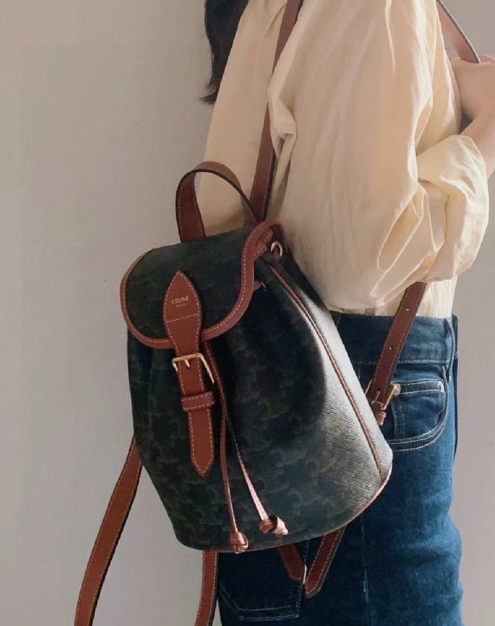 VIP 】CELINE MINI RUCKSACK VIP GIFT WITH PURCHASE (GWP) พรีเมี่ยมกิ๊ฟ Limited Edition จาก CELINE HAUTE PARFUME DUTYFREE COUNTER วัสดุ COATED CANVAS หนังสวยหรูอยู่ทรงกันน้ำเปิดปิดด้วยฝาปิด Belt มีโลโก้แบรนด์และสายรัด Drawstring ภายในโล่งสามารถใส่กระเป๋าสตาง