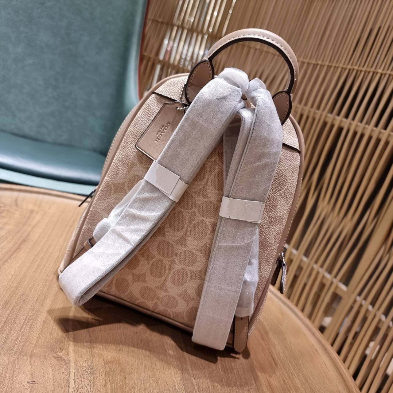 COACH 3892 DISNEY MICKEY MOUSE x COACH SIGNATURE SMALL BACKPACK เป้รุ่นลิมิเต็ดสุดหายาก!! คิ้วท์ๆ น่ารักน่าใช้มากๆ ด้วยดีไซน์ที่โดดเด่น 🎒💓 วัสดุหนังแคนวาสคุณภาพดี มีช่องซิปแยกให้หลายช่อง สายสะพายปรับได้ตามถนัด รุ่นนี้ขับผิวดีมากๆ ถ่ายรูปได