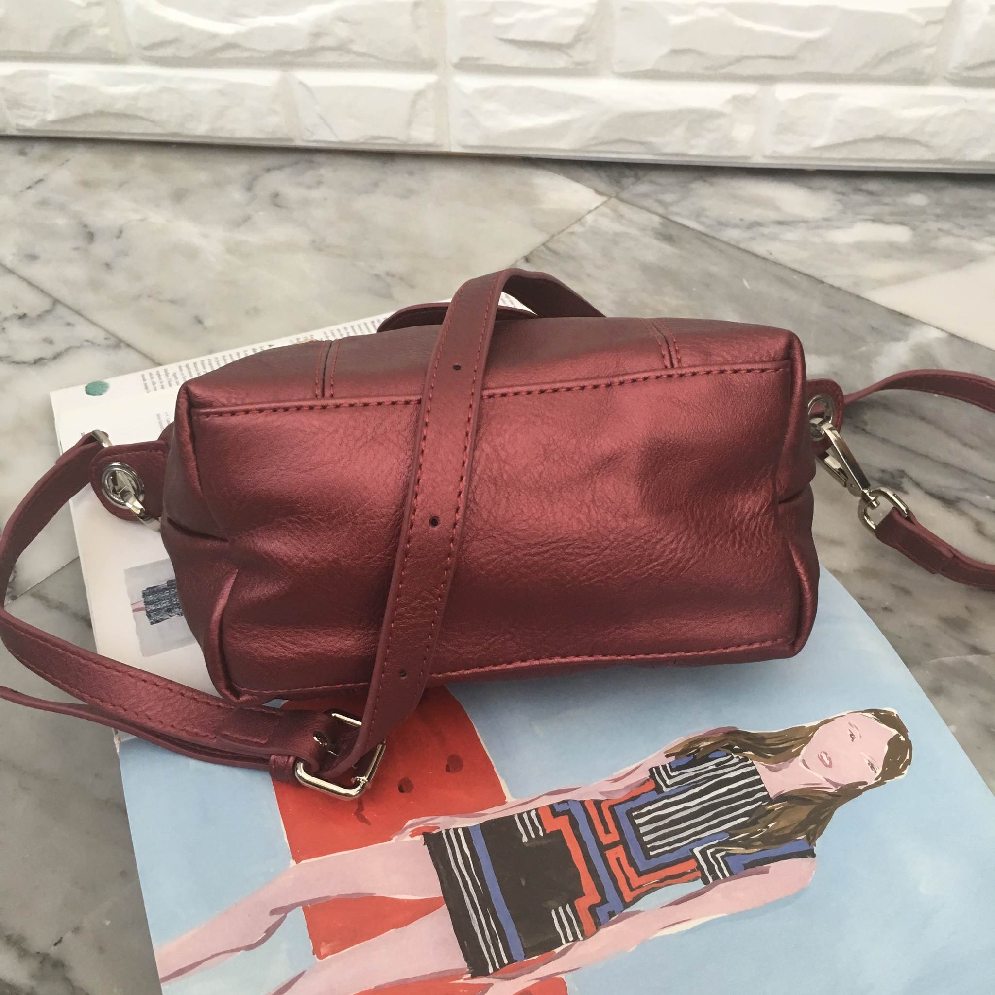 สีมาใหม่ค่า 🐼New arrival! KEEP ทรง longchamp รุ่น Duo Sister - สีแดงผสม กลิ้ตเตอร์ สวยมากคะ ตัวกระเป๋าหนังแกะสังเคราะห์ ลายหนังสวยมากๆคะ นิ่ม สุดๆ รุ่นนี้ จะมี 2 ขนาด คือ mini และ basic ไซด์ ทรงนี้ เป็นทรงที่ใช้งานง่าย ใช้ได้ทุกโอกาสจริงๆคะ ตัวกระ