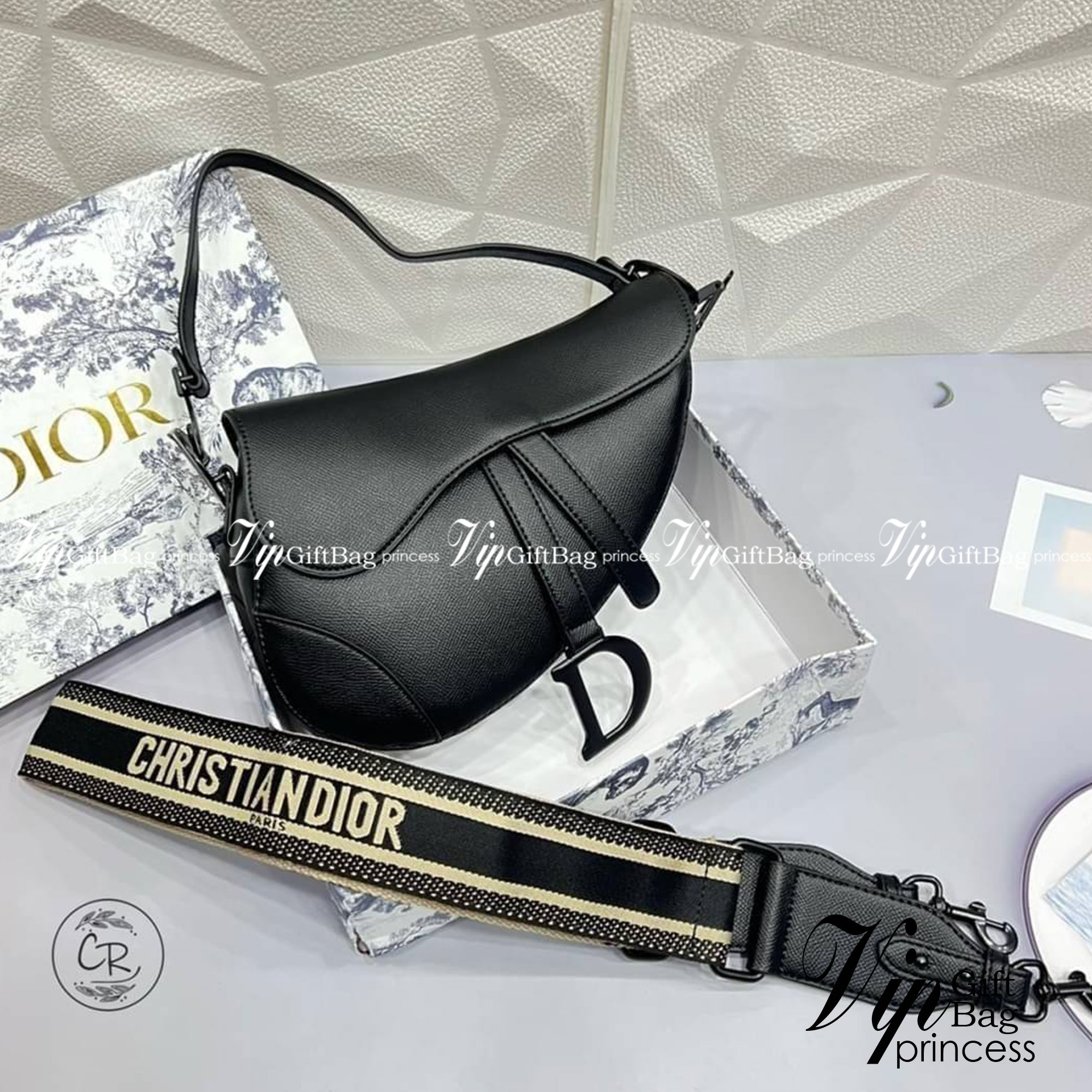 DIOR SADDLE BAG with strap กระเป๋ารุ่นยอดนิยมตามแบบฉบับแบรนด์ ใช้งานได้ 2 แบบ สะพายยาว CROSSBODY และสายสั้นถือได้เก๋ๆ ลุคนี้คูลสุดๆ เลยค่าา ภาพถ่ายจากสินค้าจริง! สวยมาก พร้อมส่งที่ไทยราคาสุดคุ้ม สาวๆ ห้ามพลาดค่ะ!