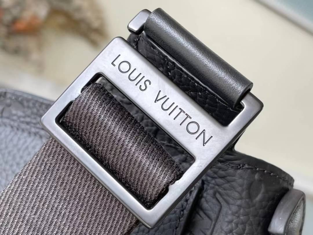 LV S Lock Slingbag Monogram-embossed Taurillon leather / LV Belt Bag กระเป๋าสะพาย/คาดอก หนังแท้ ดีไซส์ร่วมสมัย หนัง Taurillon สีดำพิมพ์ลายโมโนแกรม สุดคลาสสิก สง่างามตลอดกาล มีไว้ไม่มีเอาท์ ท่านชายควรมีมากค่ะ เกรดท็อป ออริ เทียบแท้ 1:1 เกรดดีสุด