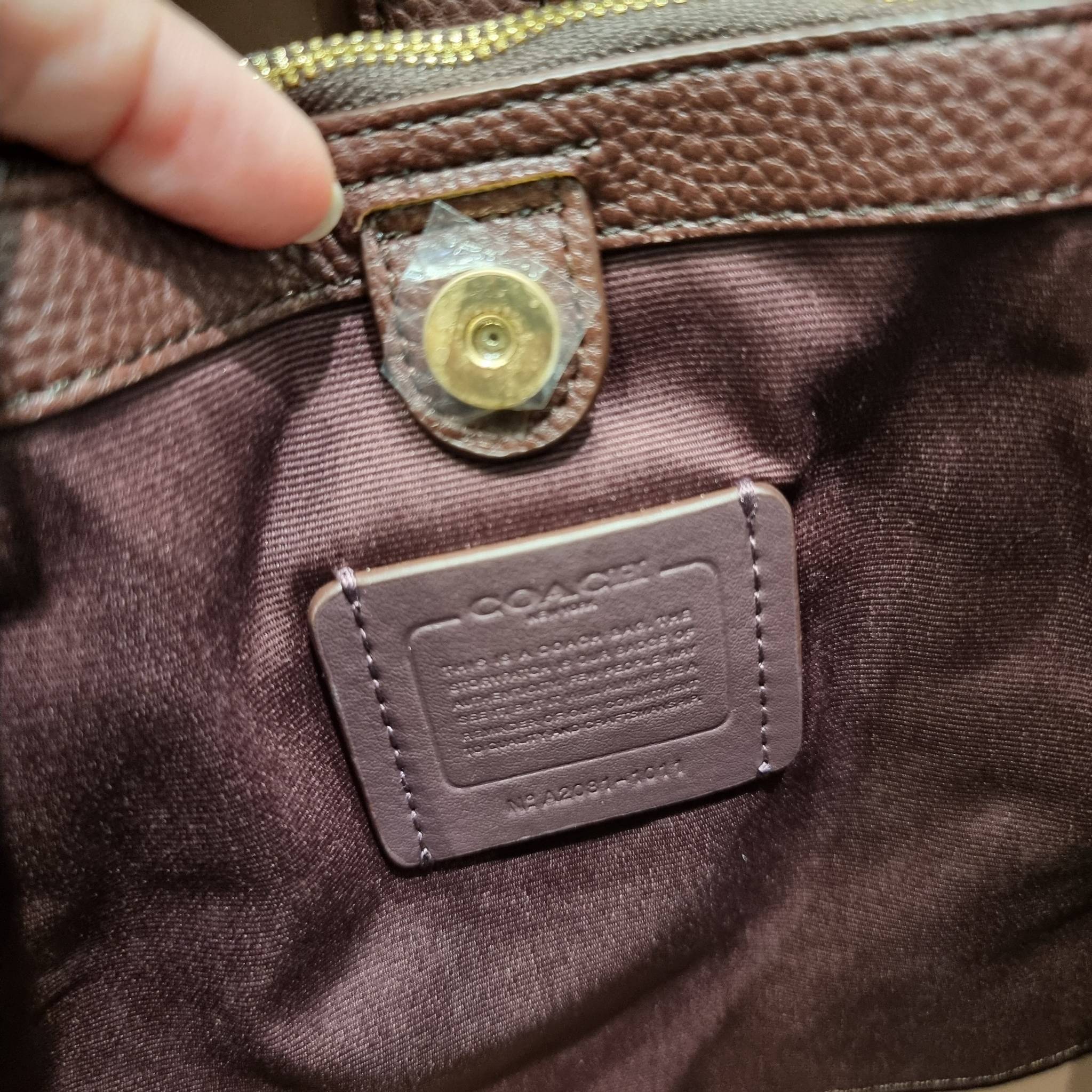 COACH 1011 SMALL TOWN BUCKET BAG รุ่นยอดนิยมใบเล็ก กระเป๋าทรงบัคเก็ต สีคลาสสิคเรียบหรู ตัดกับโลโก้สีทองดูโดดเด่น วัสดุหนัง pepble สวยคมทุกมุมจริงๆ!! เปิด-ปิดด้วยกระดุมแม่เหล็กทั้ง 2 ฝั่ง ภายในเป็นช่องโล่ง มาพร้อมสายสะพายปรับได้ตามตัว ขนาดใบนี้กำลังสวย สะพ